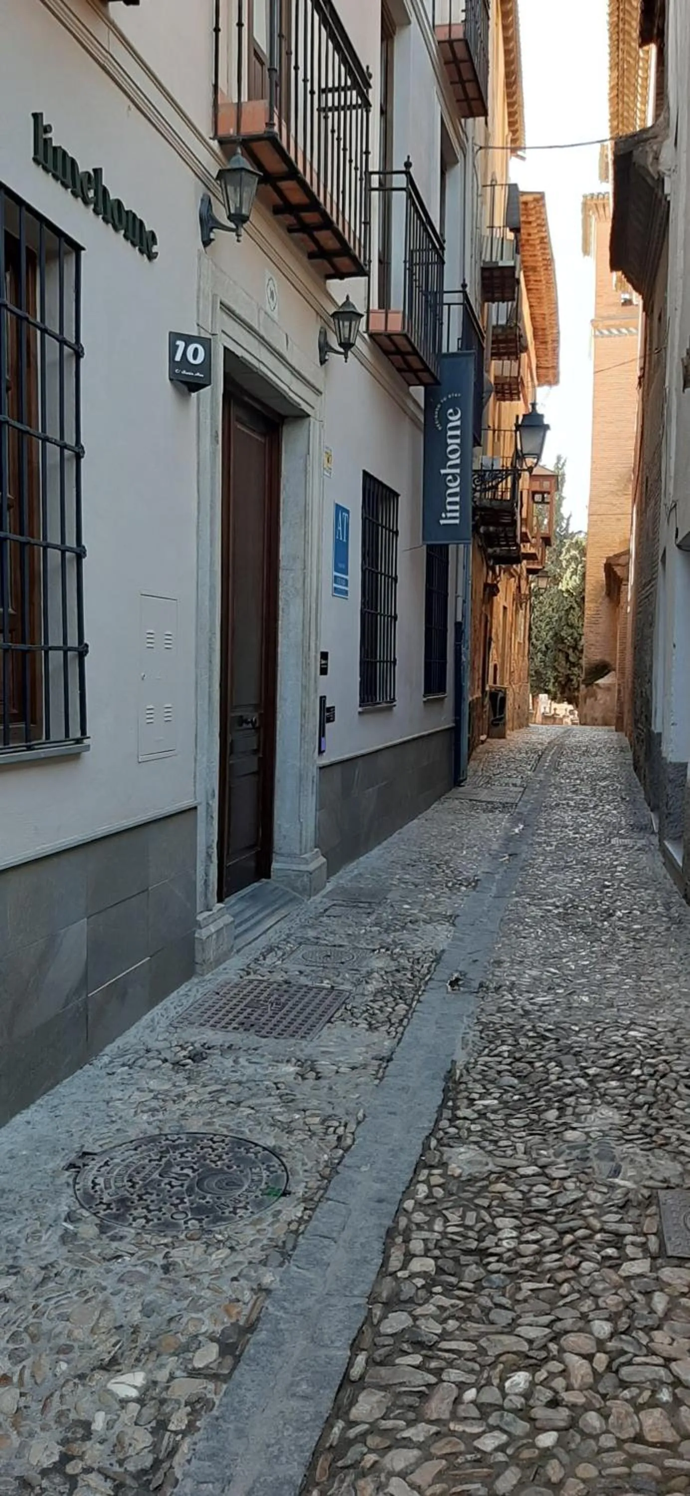 Property building in Limehome Granada Calle Santa Ana
