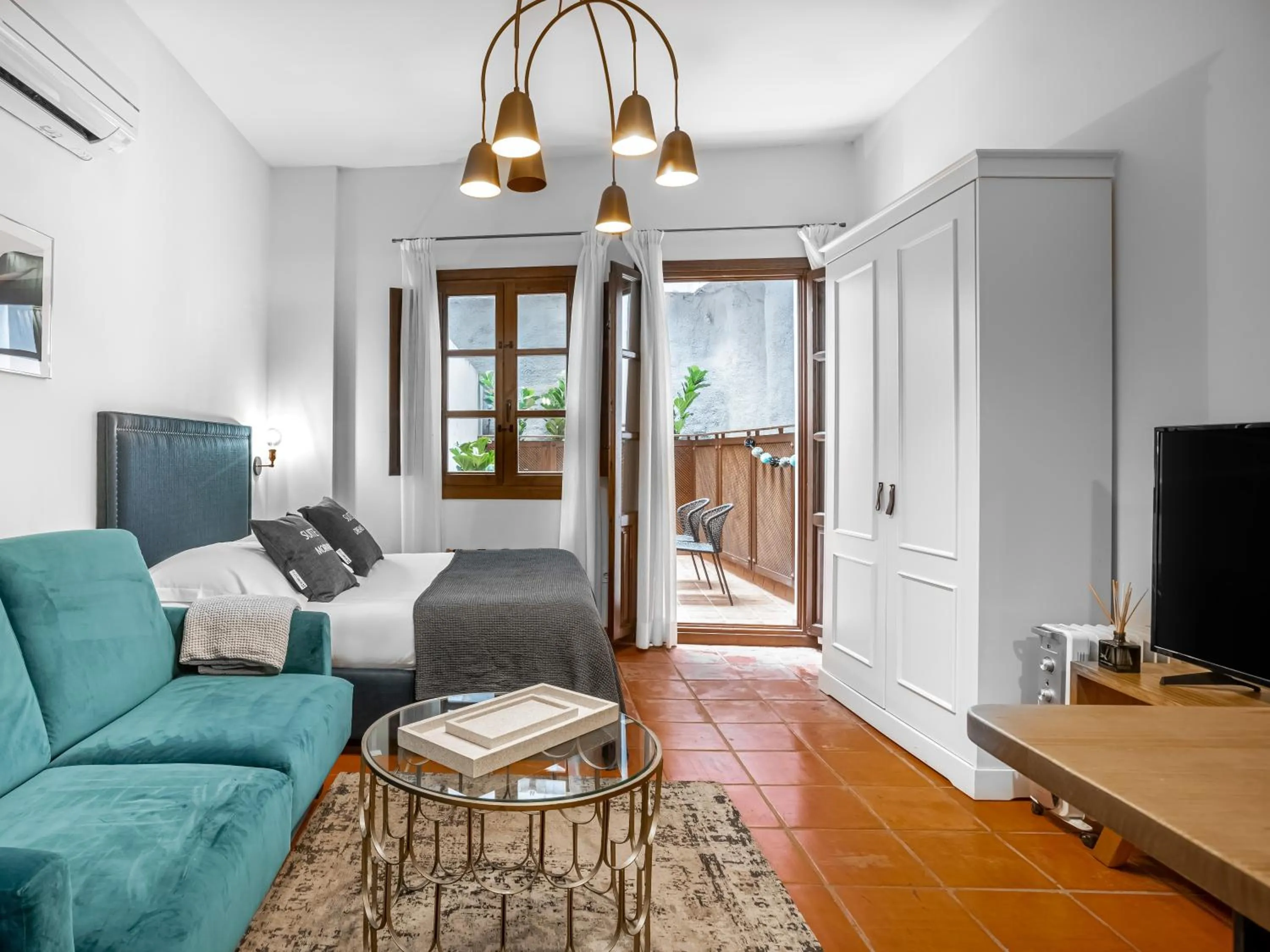 Seating area in Limehome Granada Calle Santa Ana