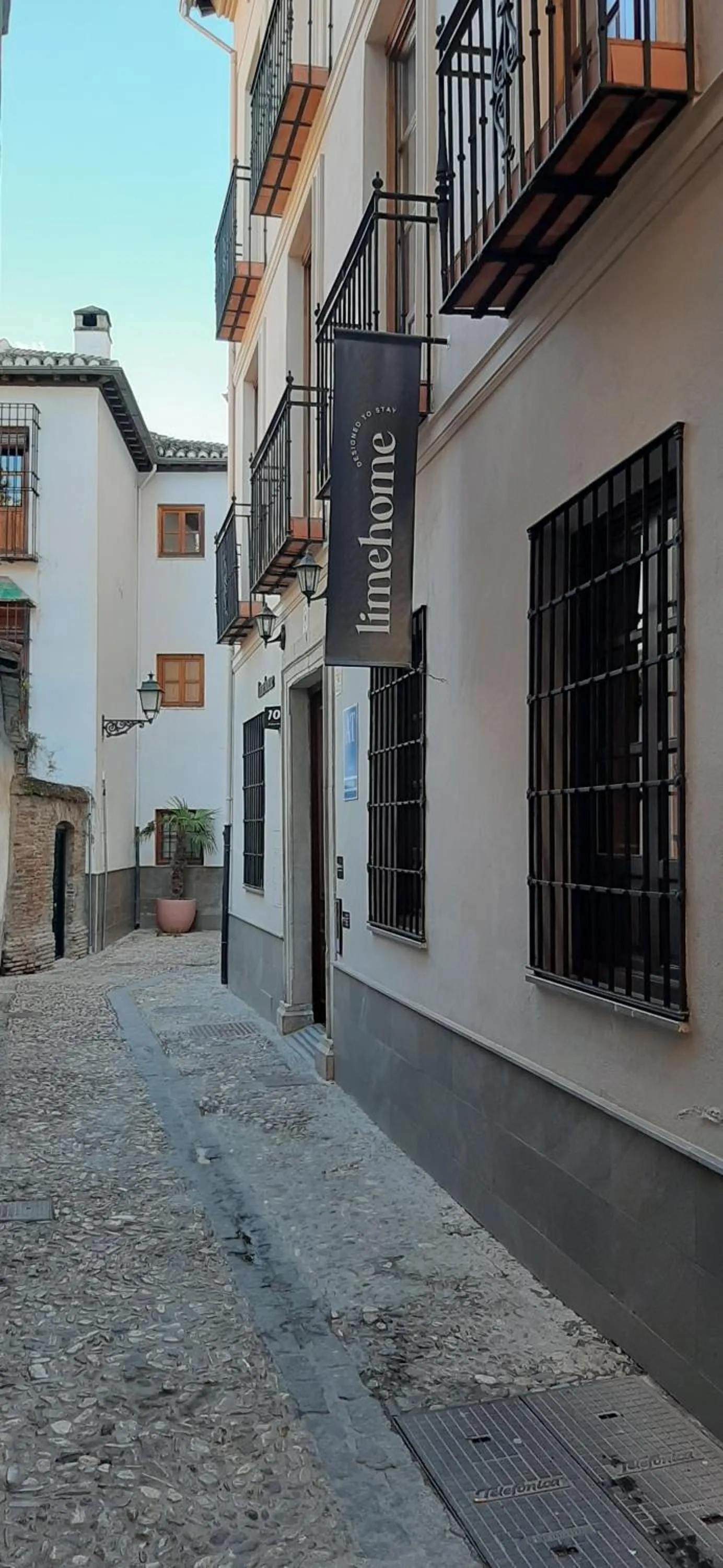 Property building in Limehome Granada Calle Santa Ana