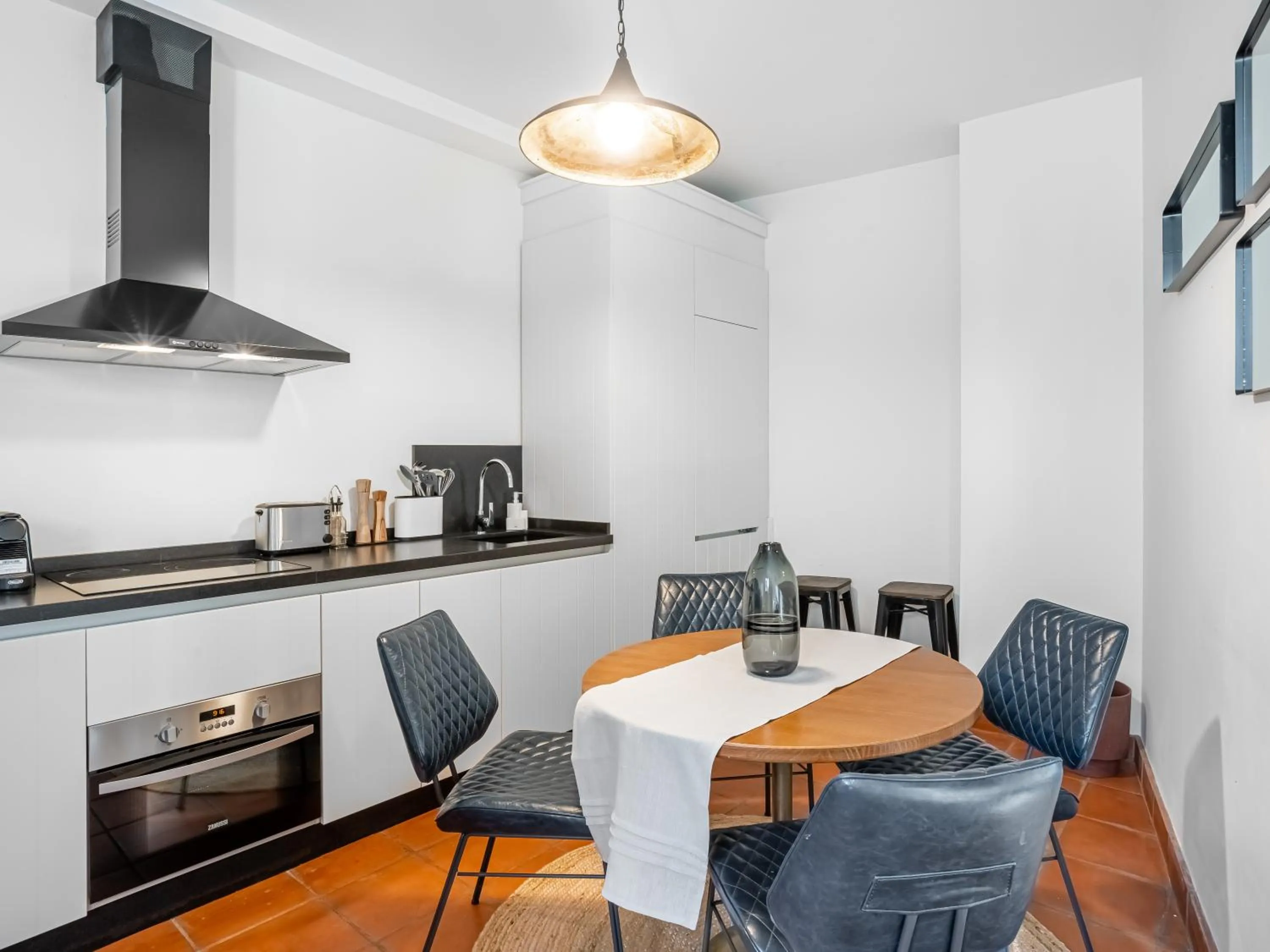 Kitchen or kitchenette in Limehome Granada Calle Santa Ana