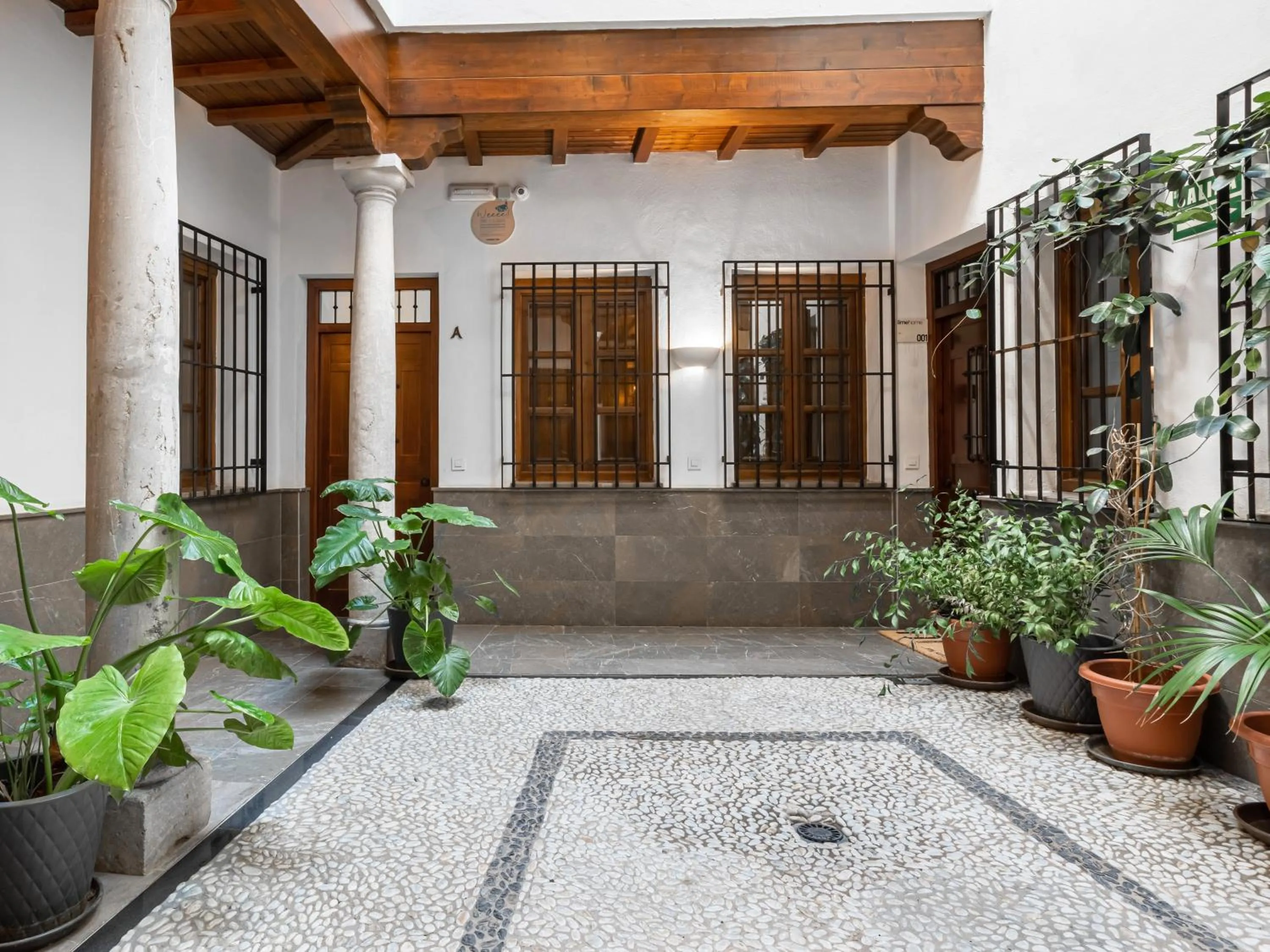 Property building in Limehome Granada Calle Santa Ana