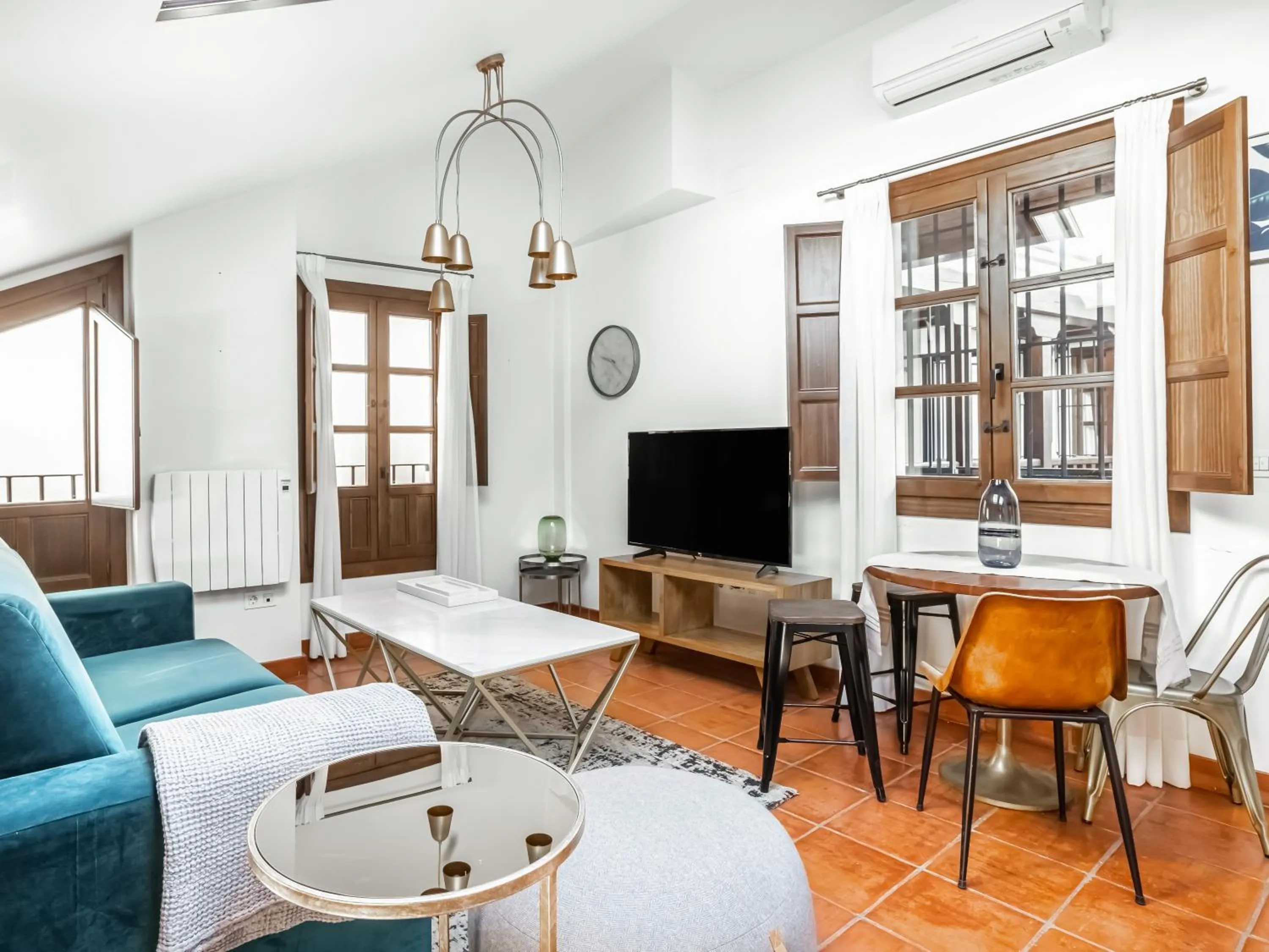 TV and multimedia in Limehome Granada Calle Santa Ana