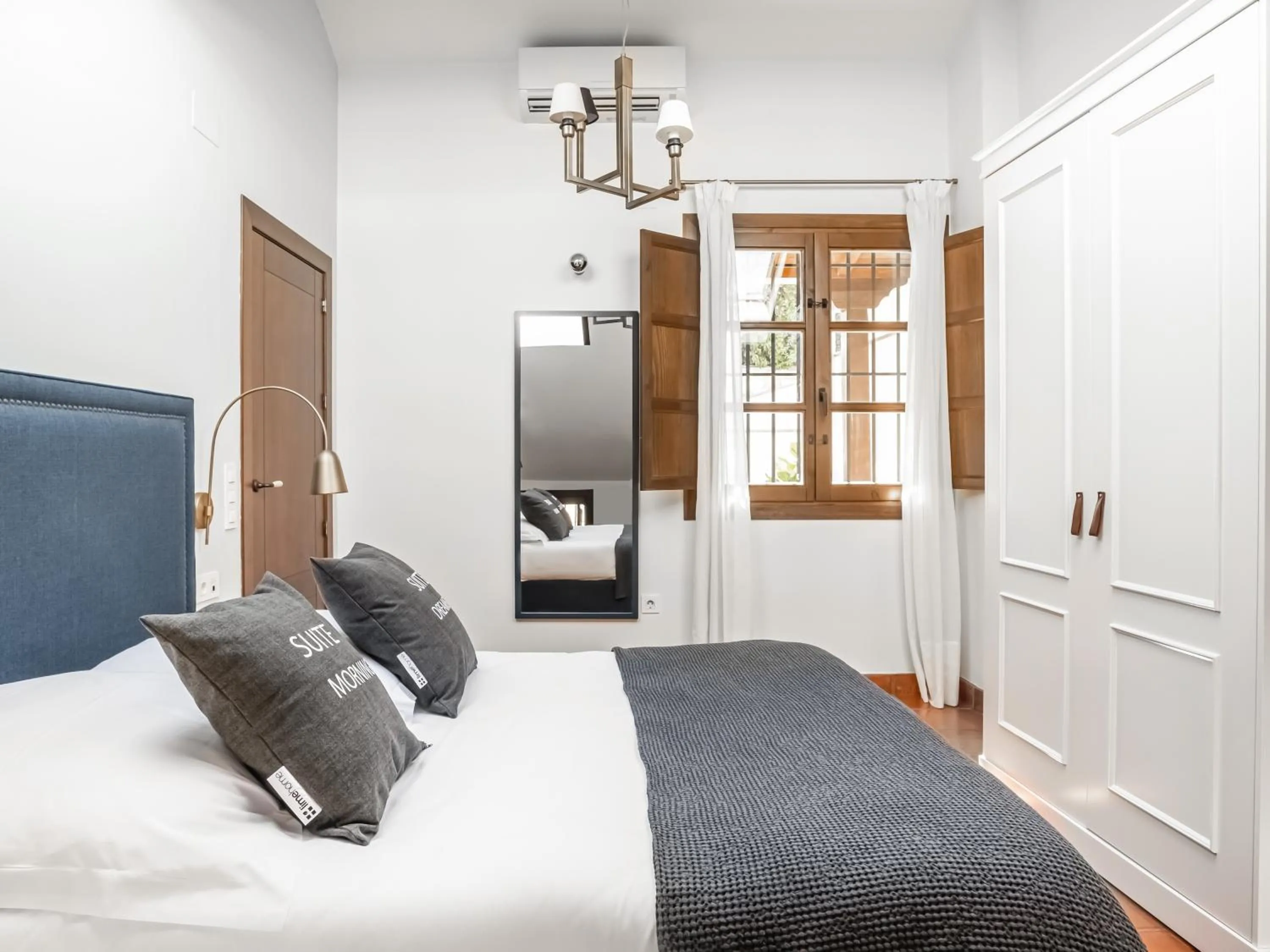 Bed in Limehome Granada Calle Santa Ana