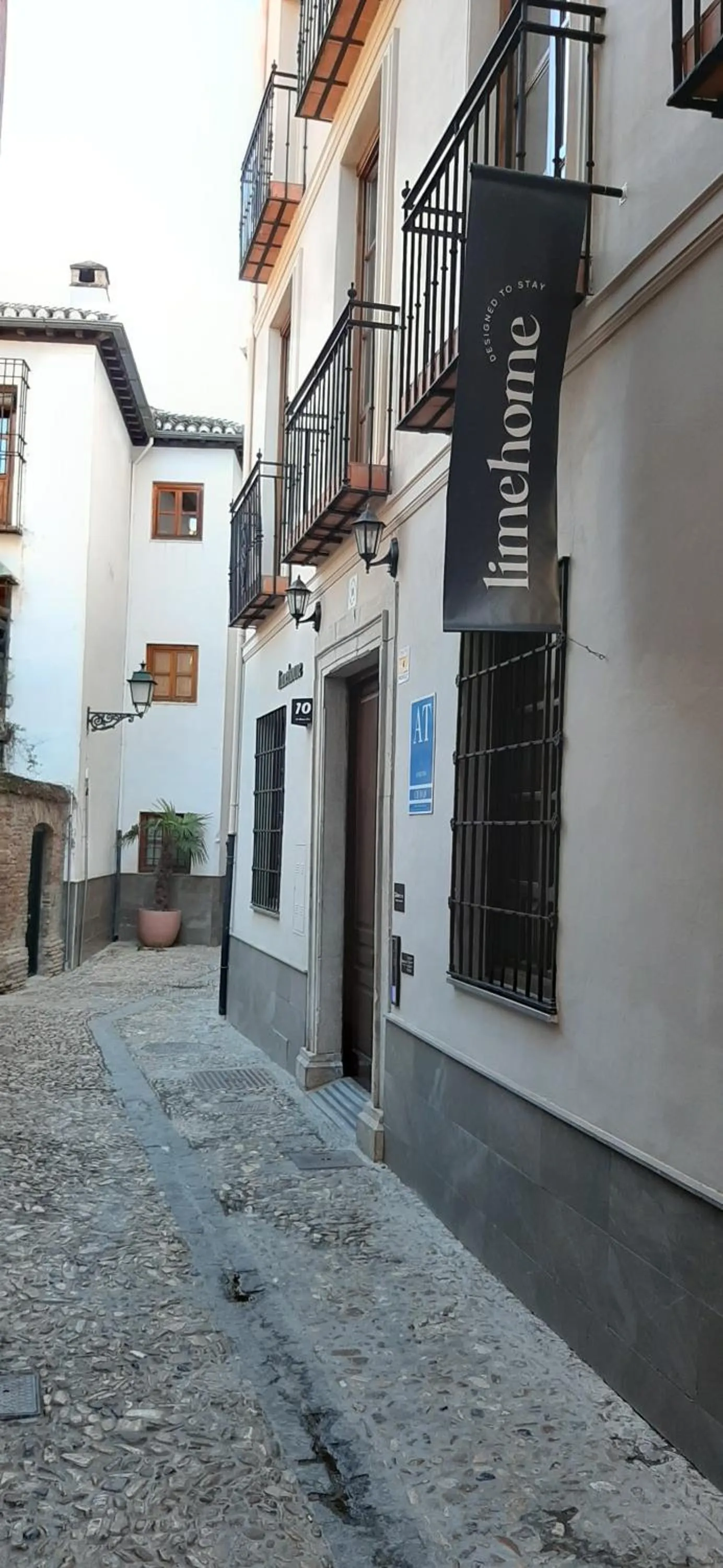 Property building in Limehome Granada Calle Santa Ana