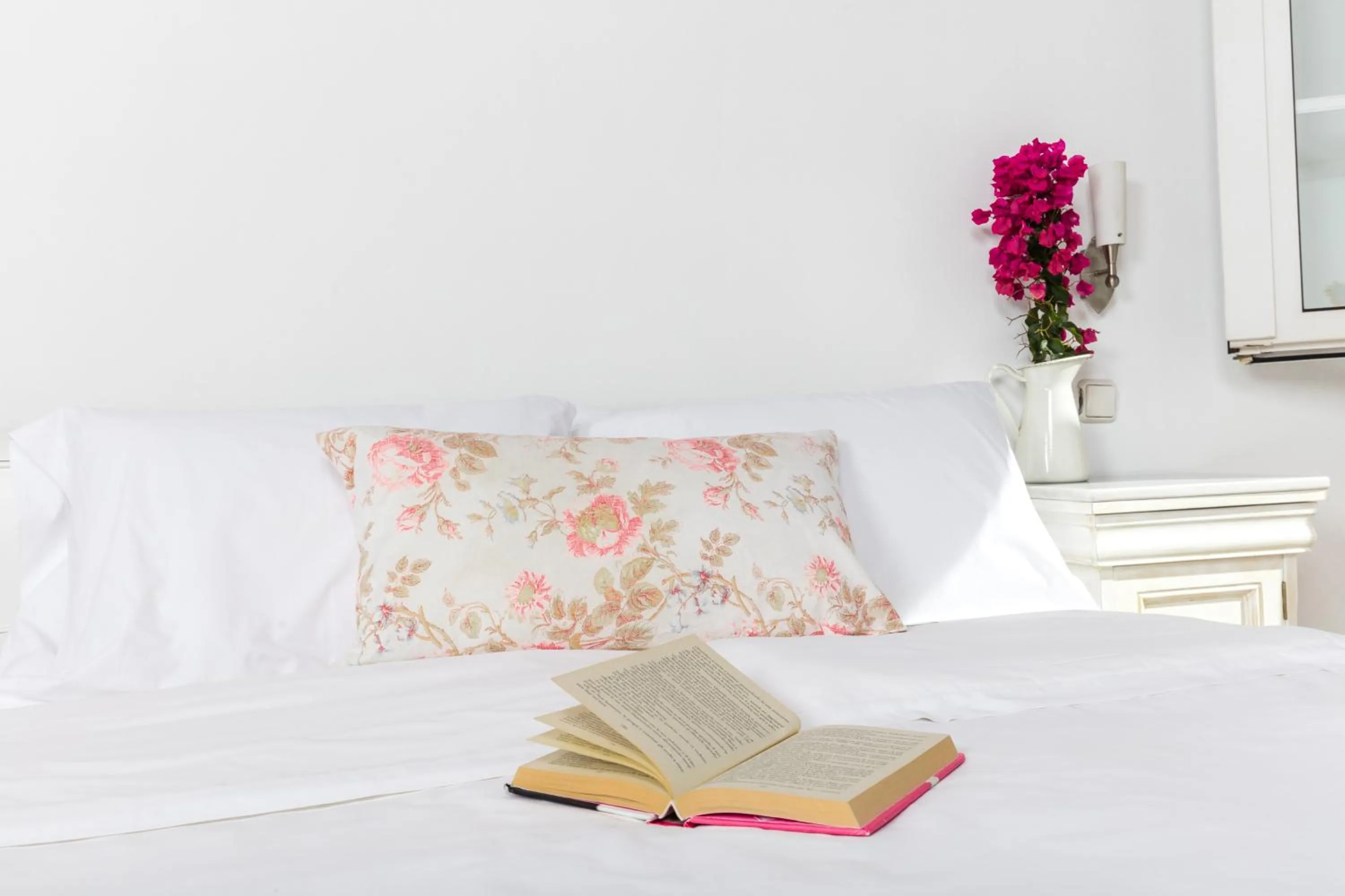 Bedroom, Bed in Rhenia Hotel