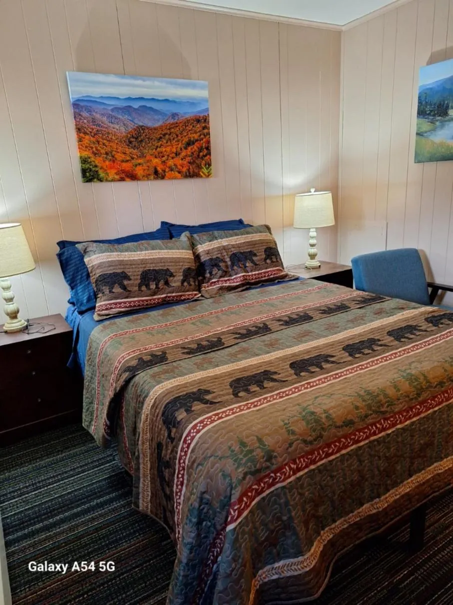 Bedroom, Bed in Rest Stop 6 Inn