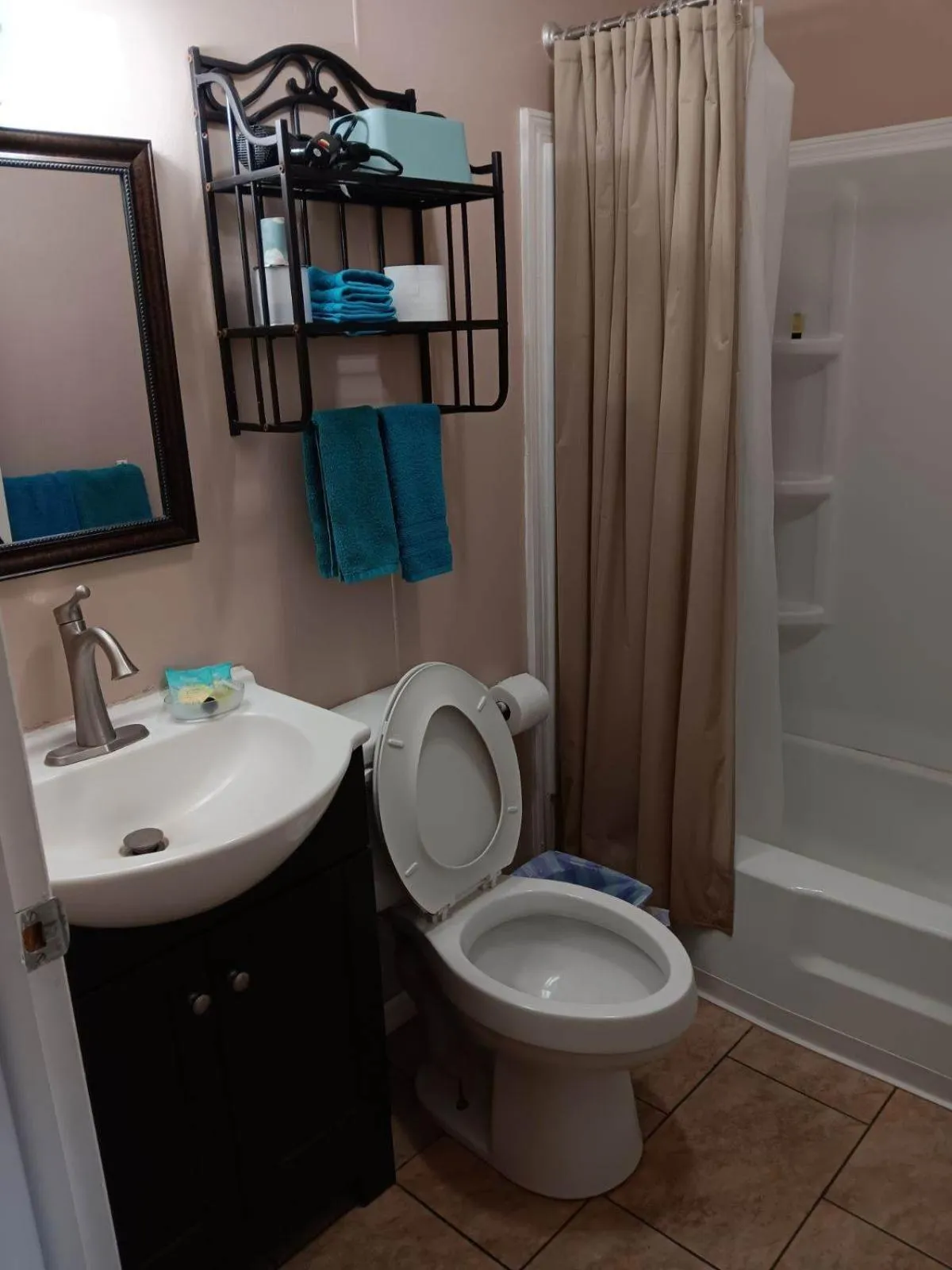 Bathroom in Rest Stop 6 Inn