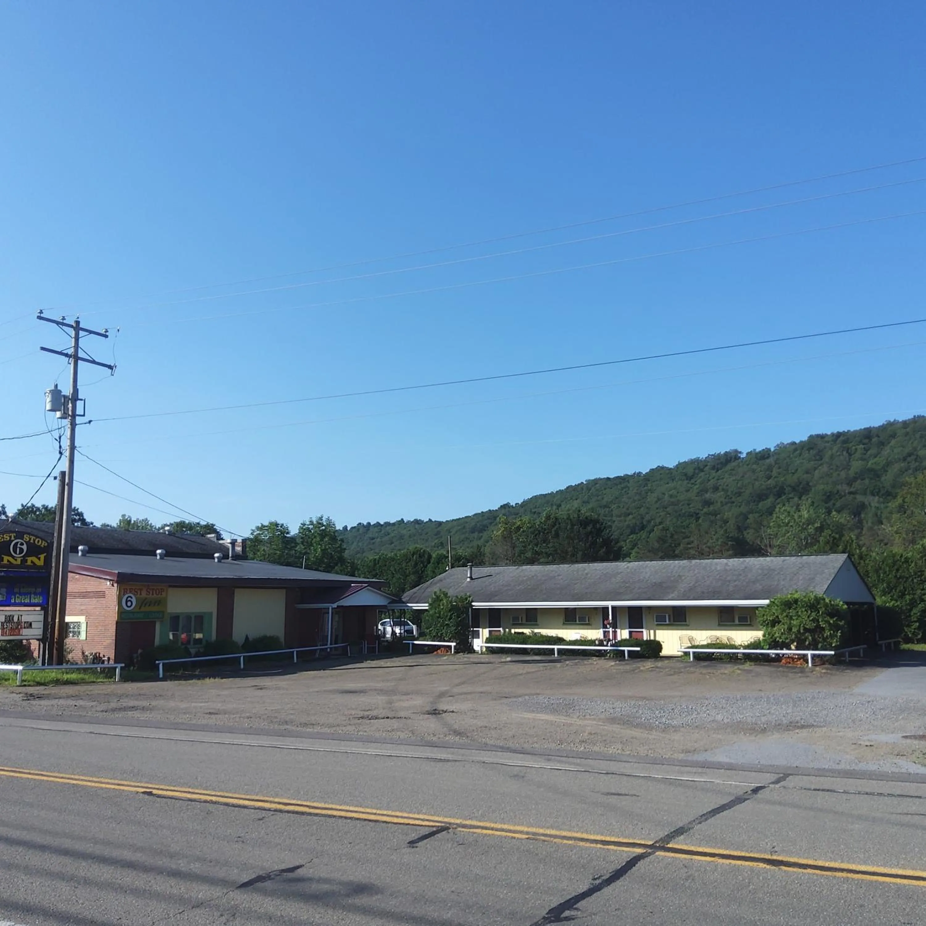 Property building in Rest Stop 6 Inn