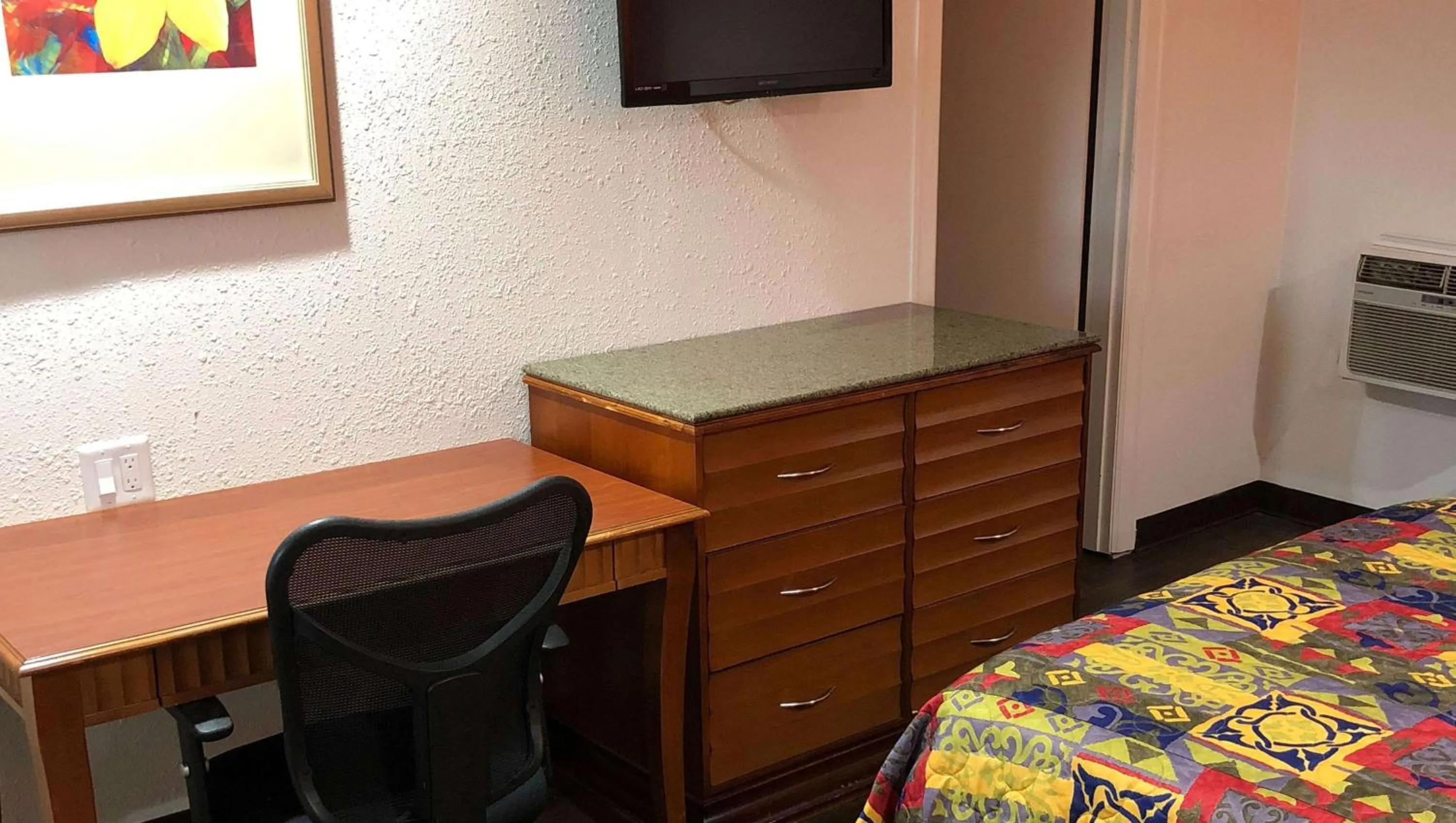 Photo of the whole room, TV/Entertainment Center in Lucky Vista Motel