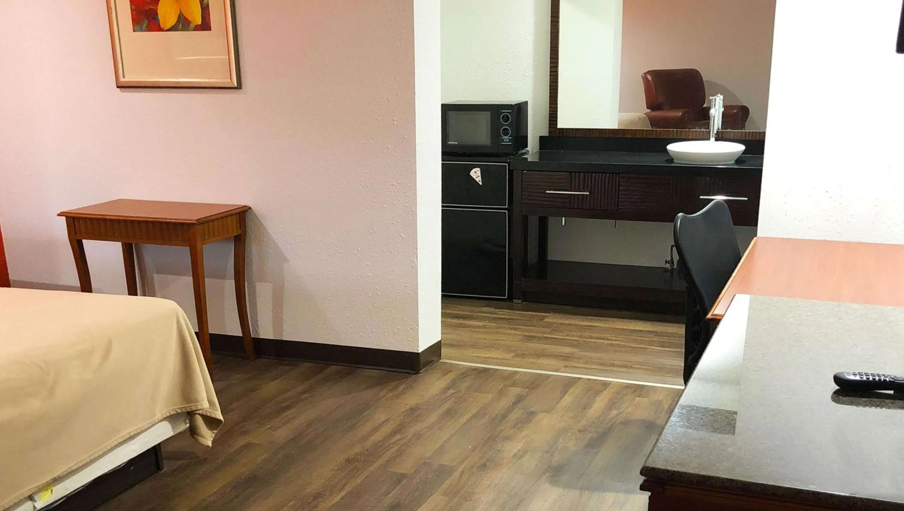 Photo of the whole room, Kitchen/Kitchenette in Lucky Vista Motel