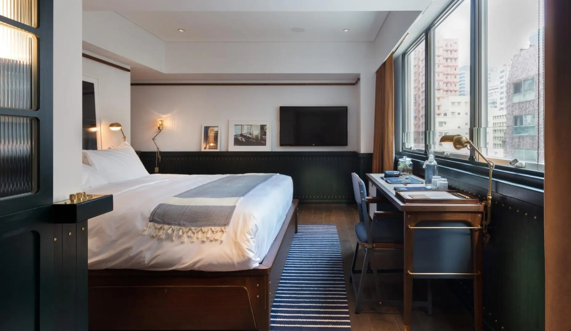 Photo of the whole room, Bed in The Fleming Hong Kong