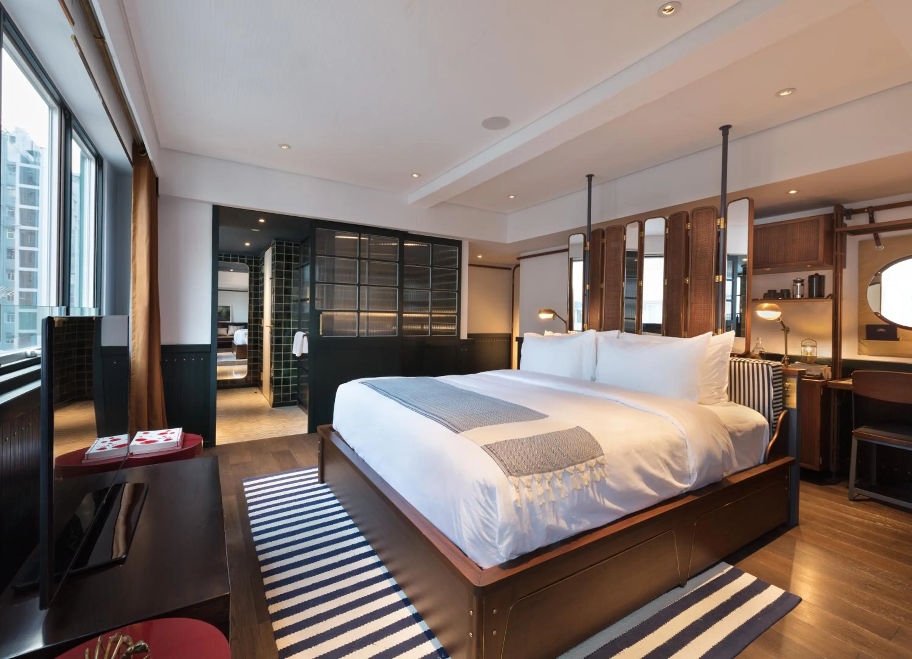Photo of the whole room, Bed in The Fleming Hong Kong