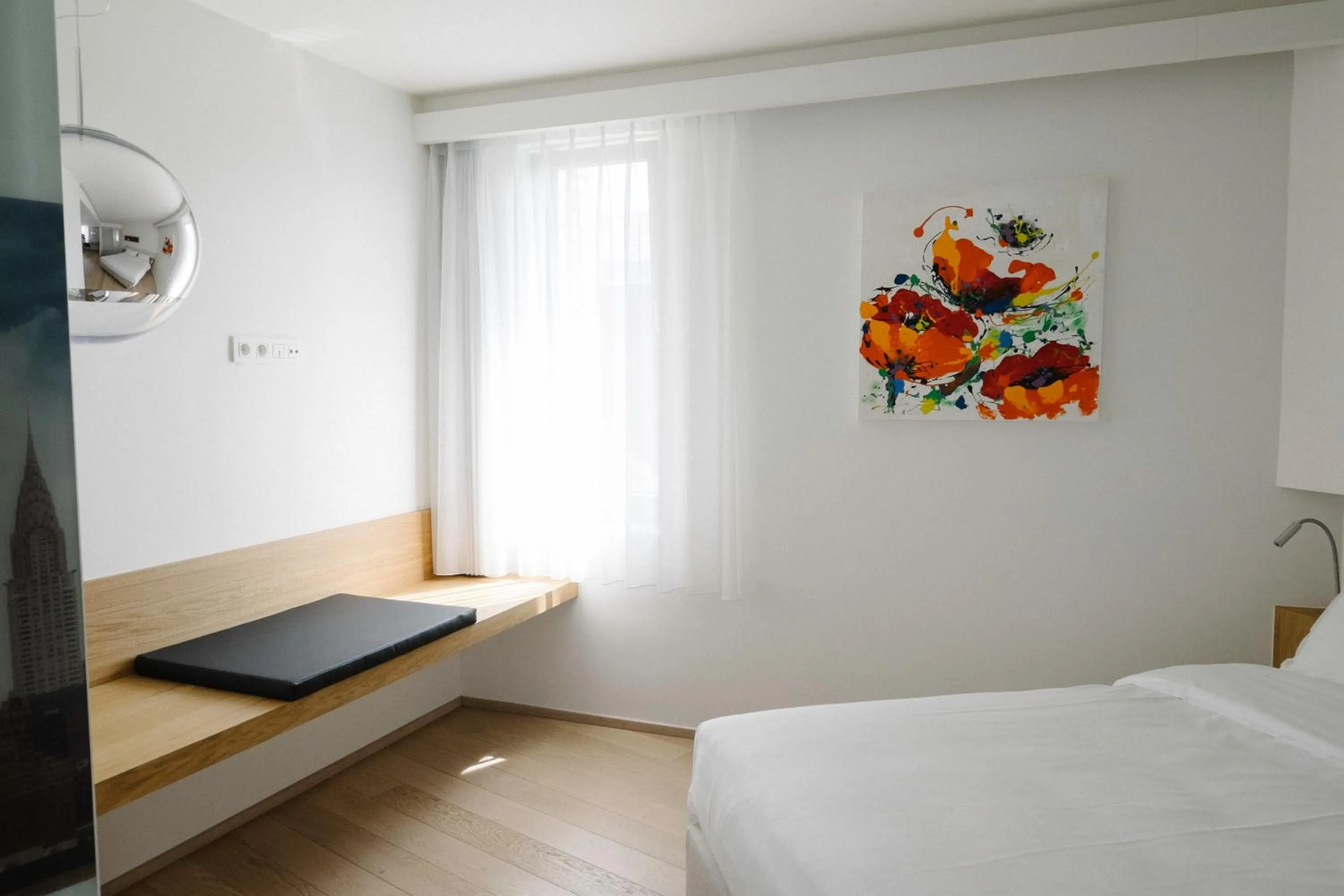 Shower, Bed in HasHotel