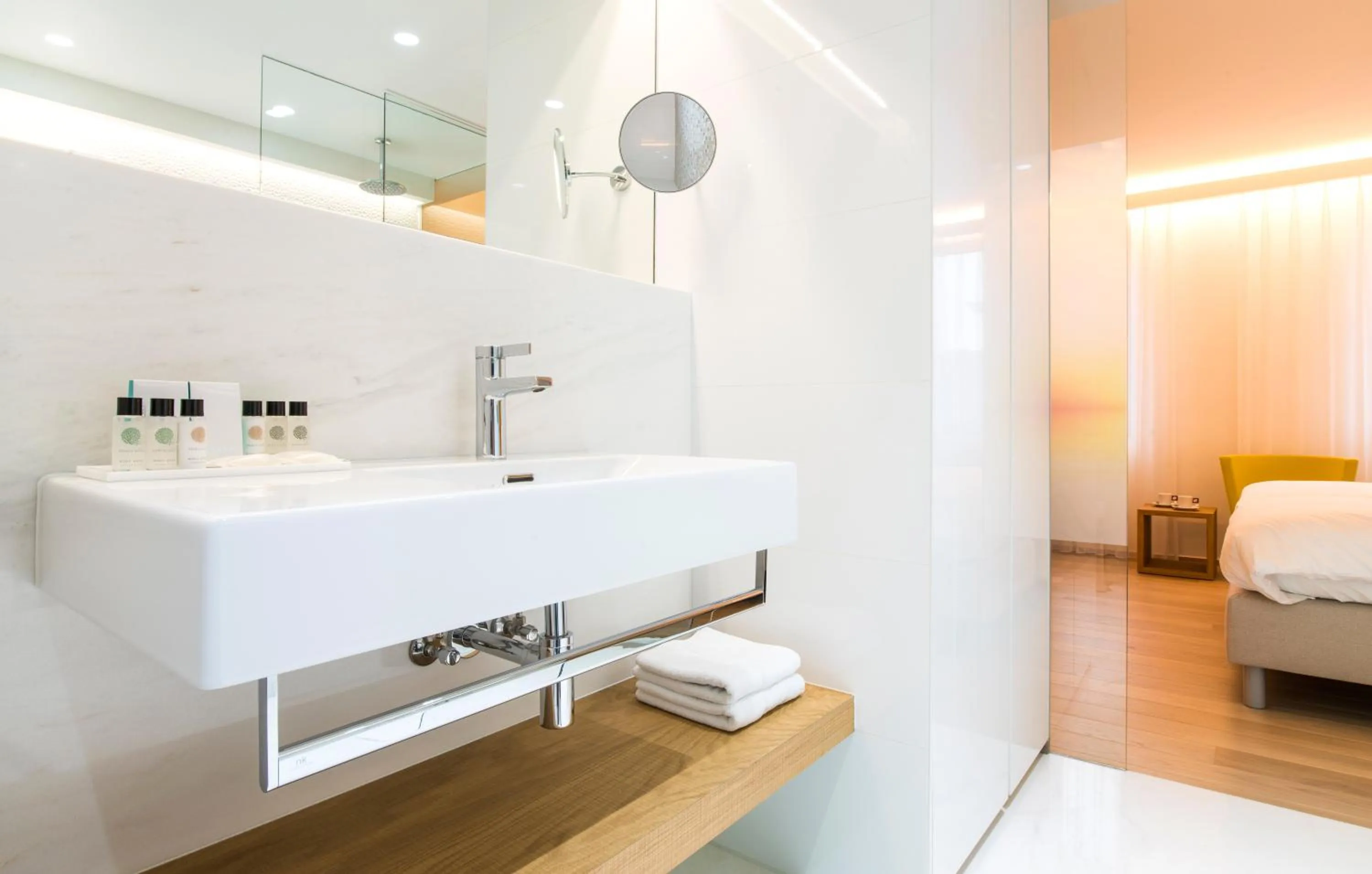 Shower, Bed in HasHotel