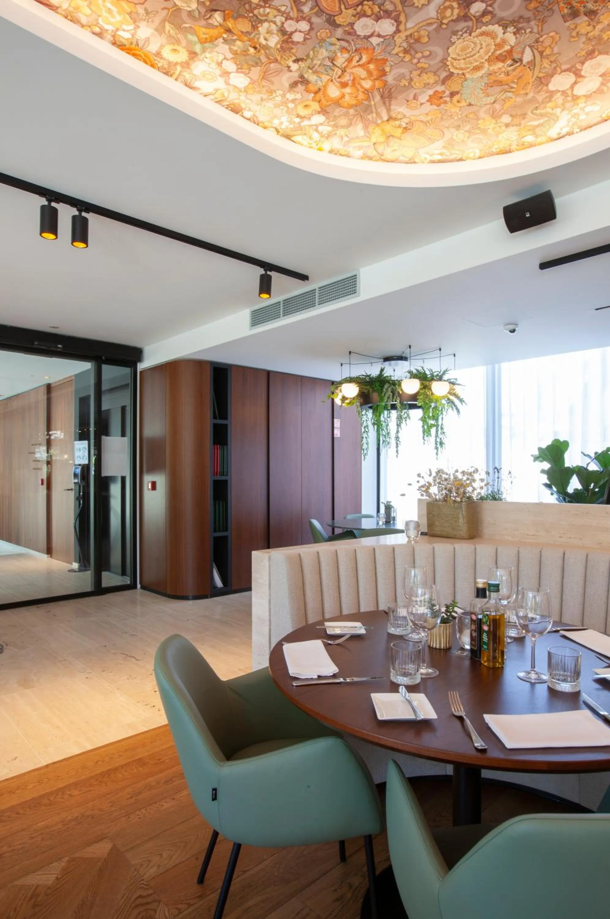 Restaurant/places to eat in HasHotel