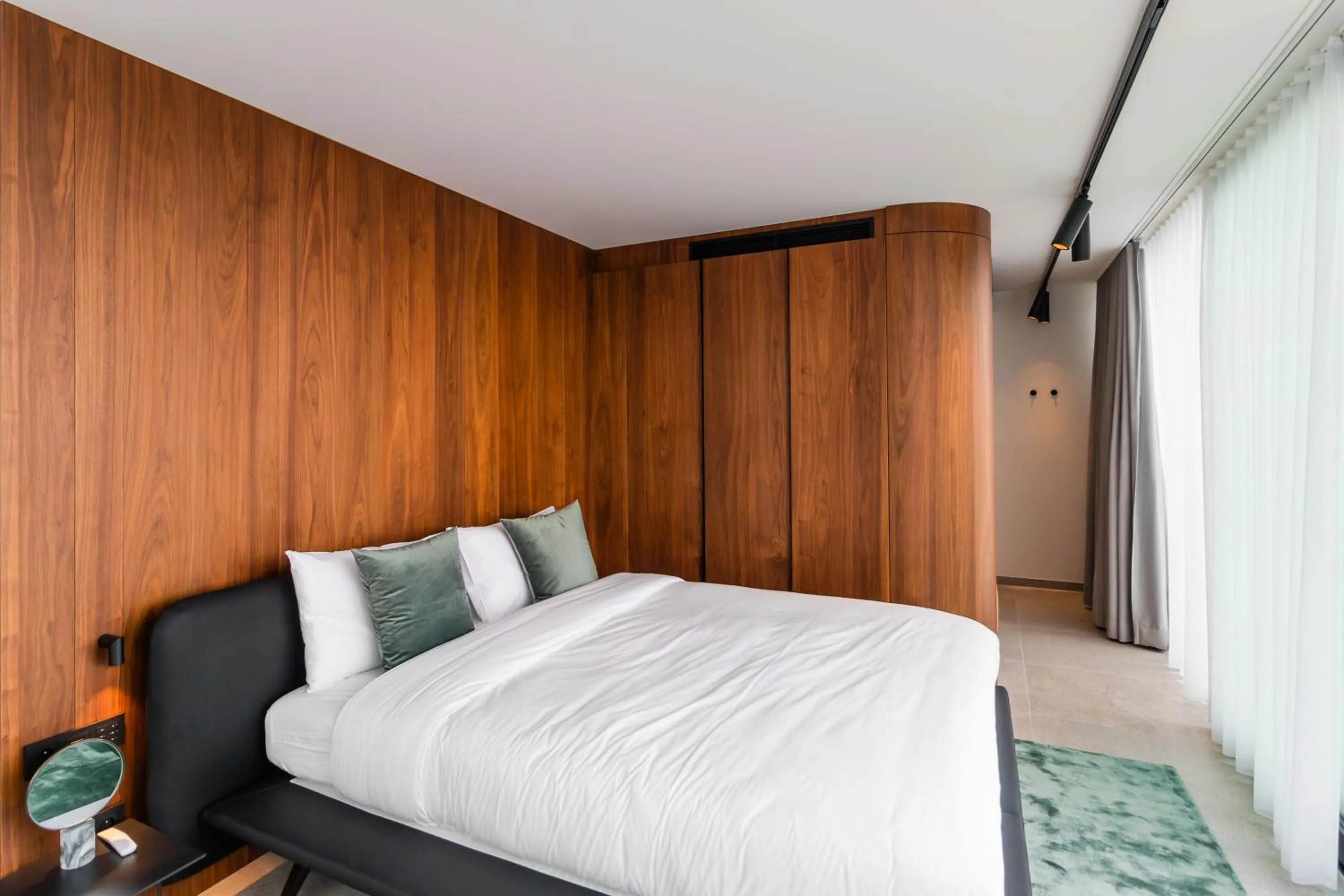 Shower, Bed in HasHotel