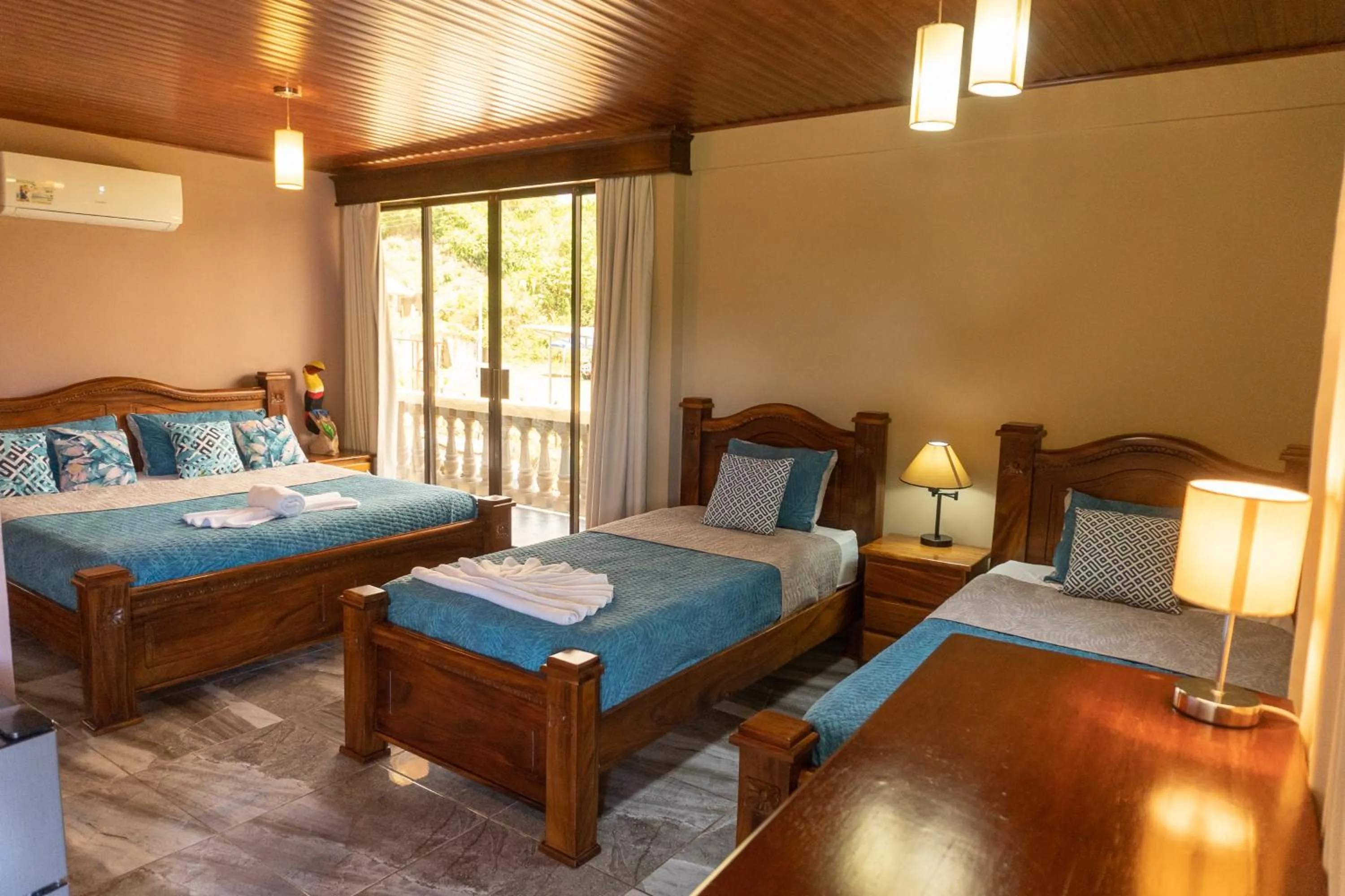 Bed in Hotel Margarita and Tour Operator Drake Bay