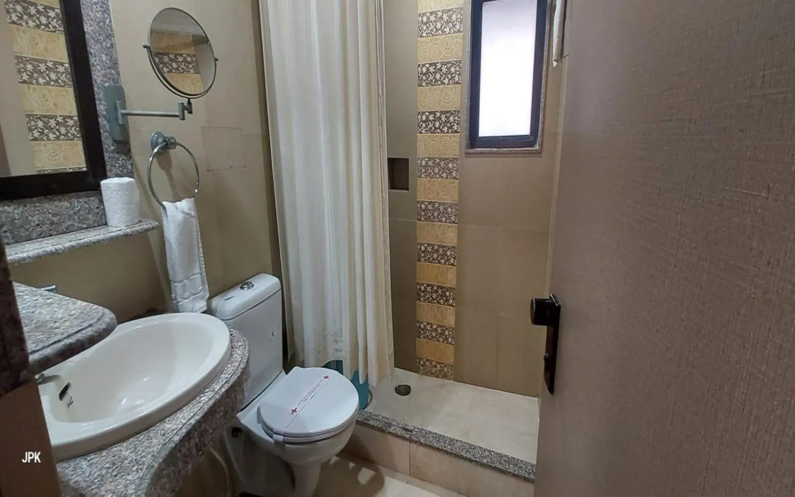 Bathroom in Lytton Hotel