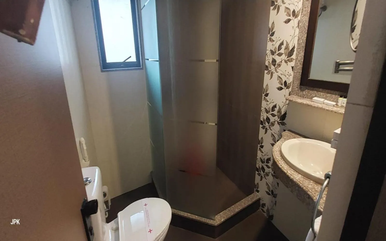 Bathroom in Lytton Hotel