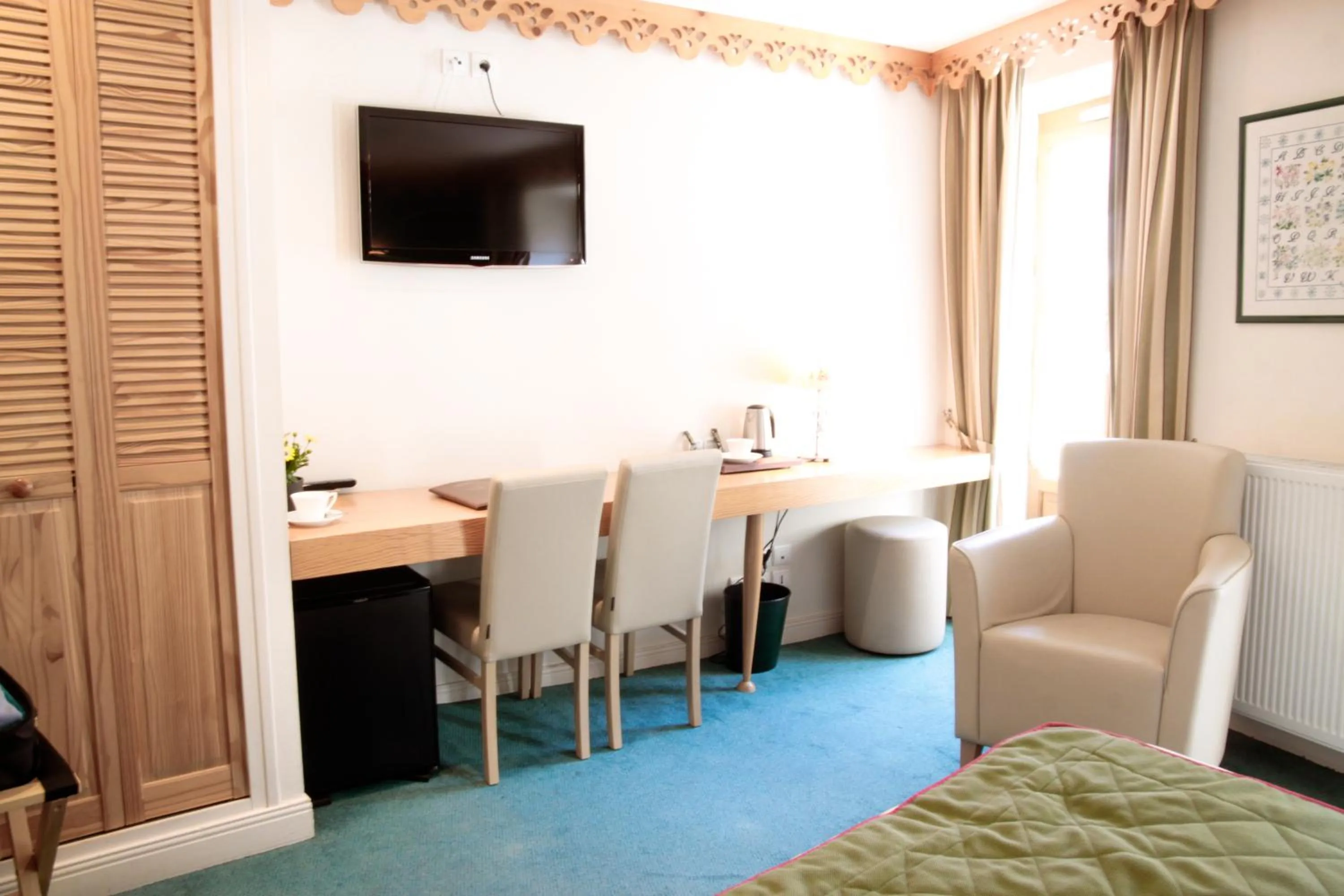 TV and multimedia in Hôtel Le Bois Joli