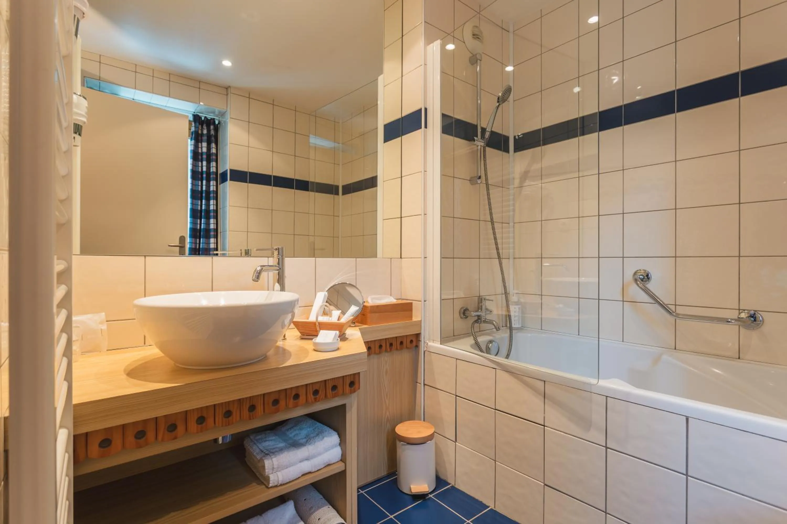 Shower in Hôtel Le Bois Joli