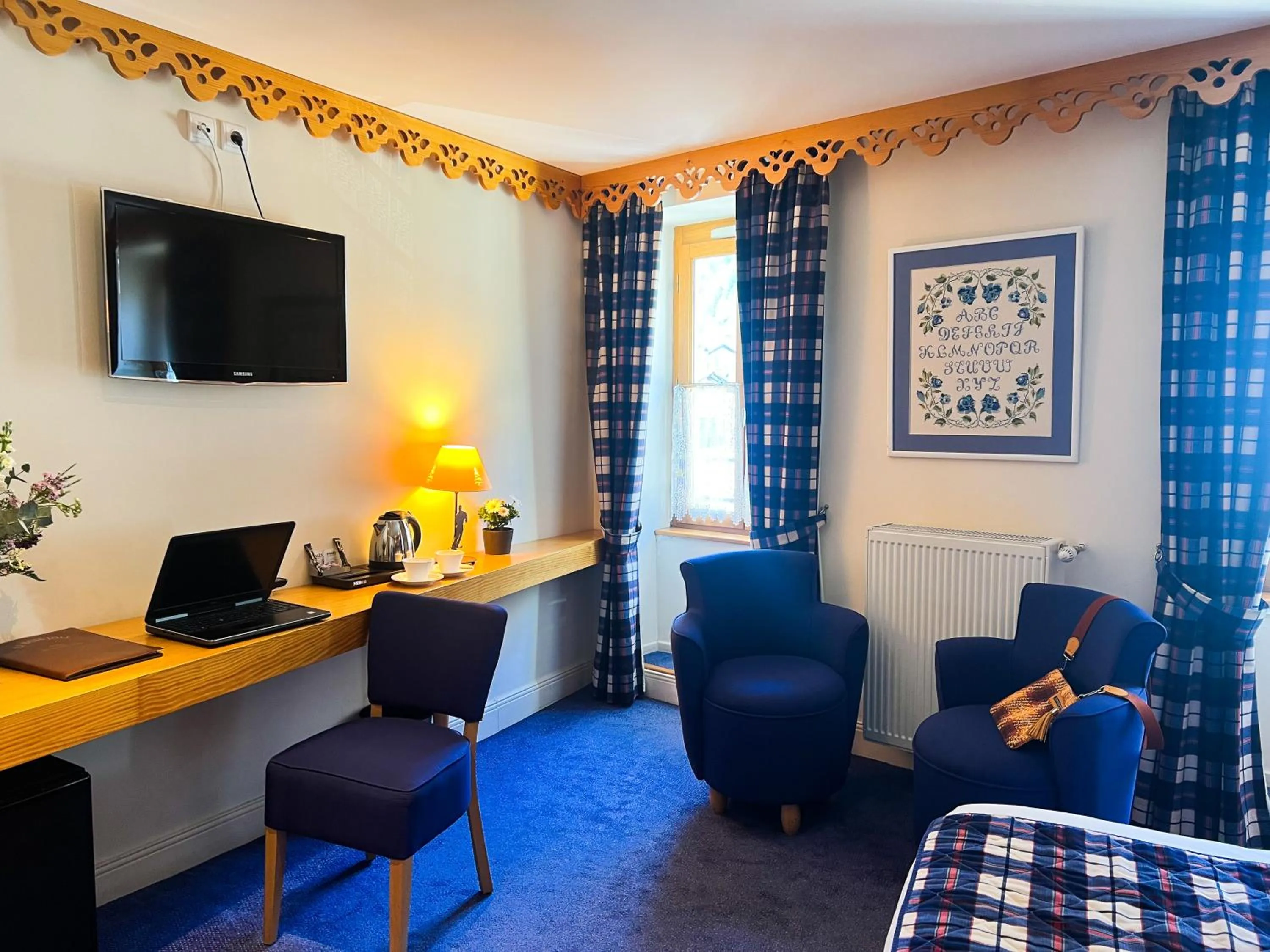 TV and multimedia in Hôtel Le Bois Joli