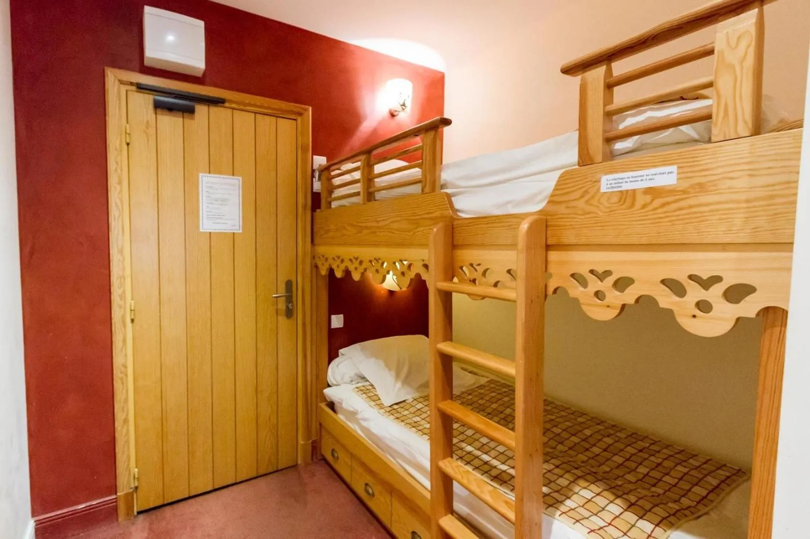 bunk bed, Bed in Hôtel Le Bois Joli