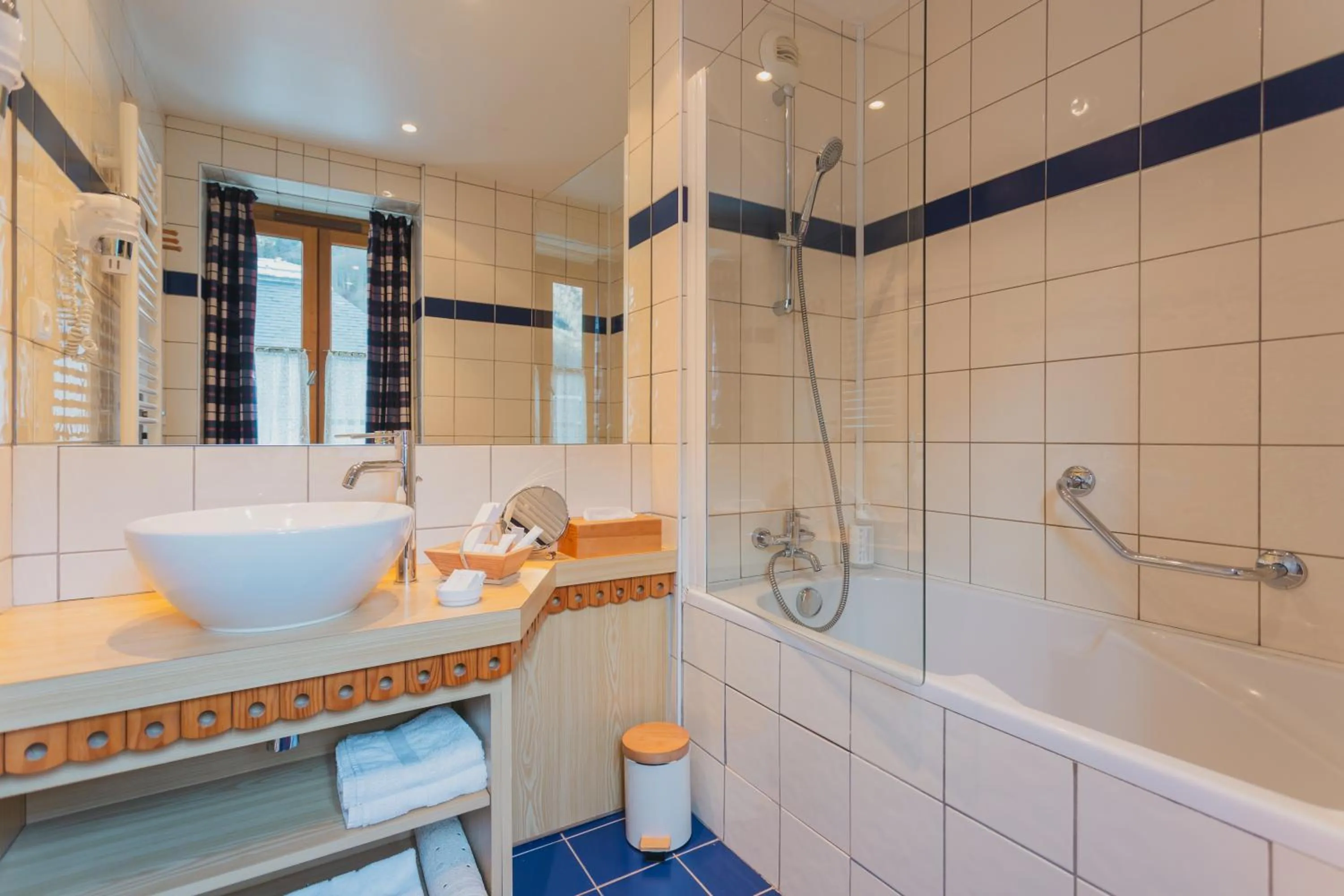 Bathroom in Hôtel Le Bois Joli