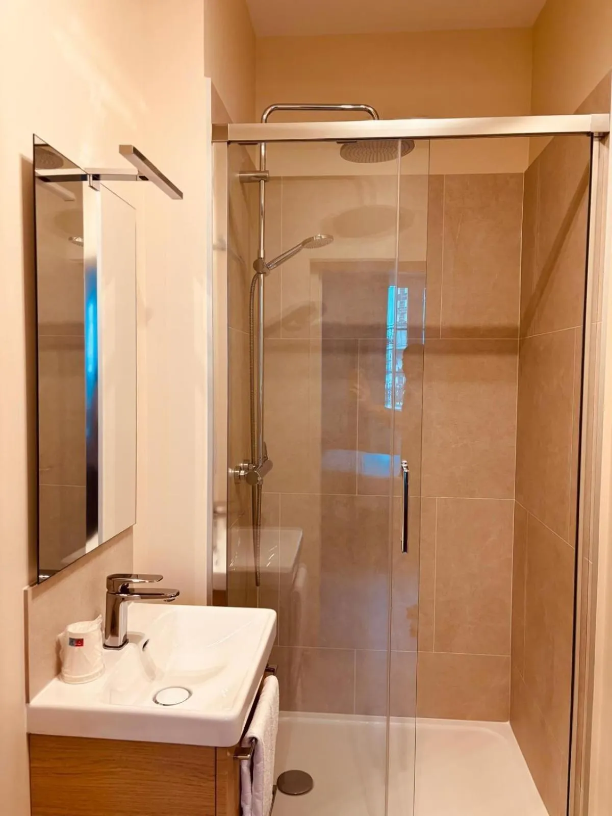 Bathroom in Hôtel Le Britannic - centre gare-