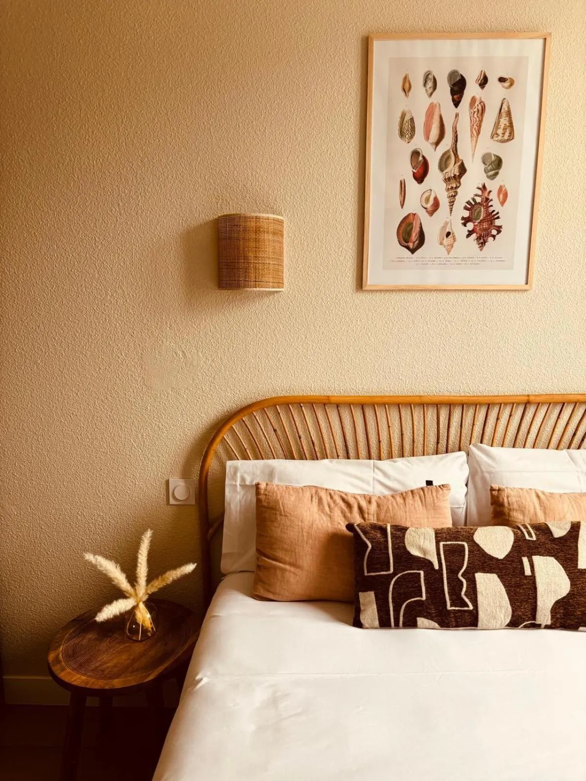 Bedroom, Bed in Hôtel Le Britannic - centre gare-