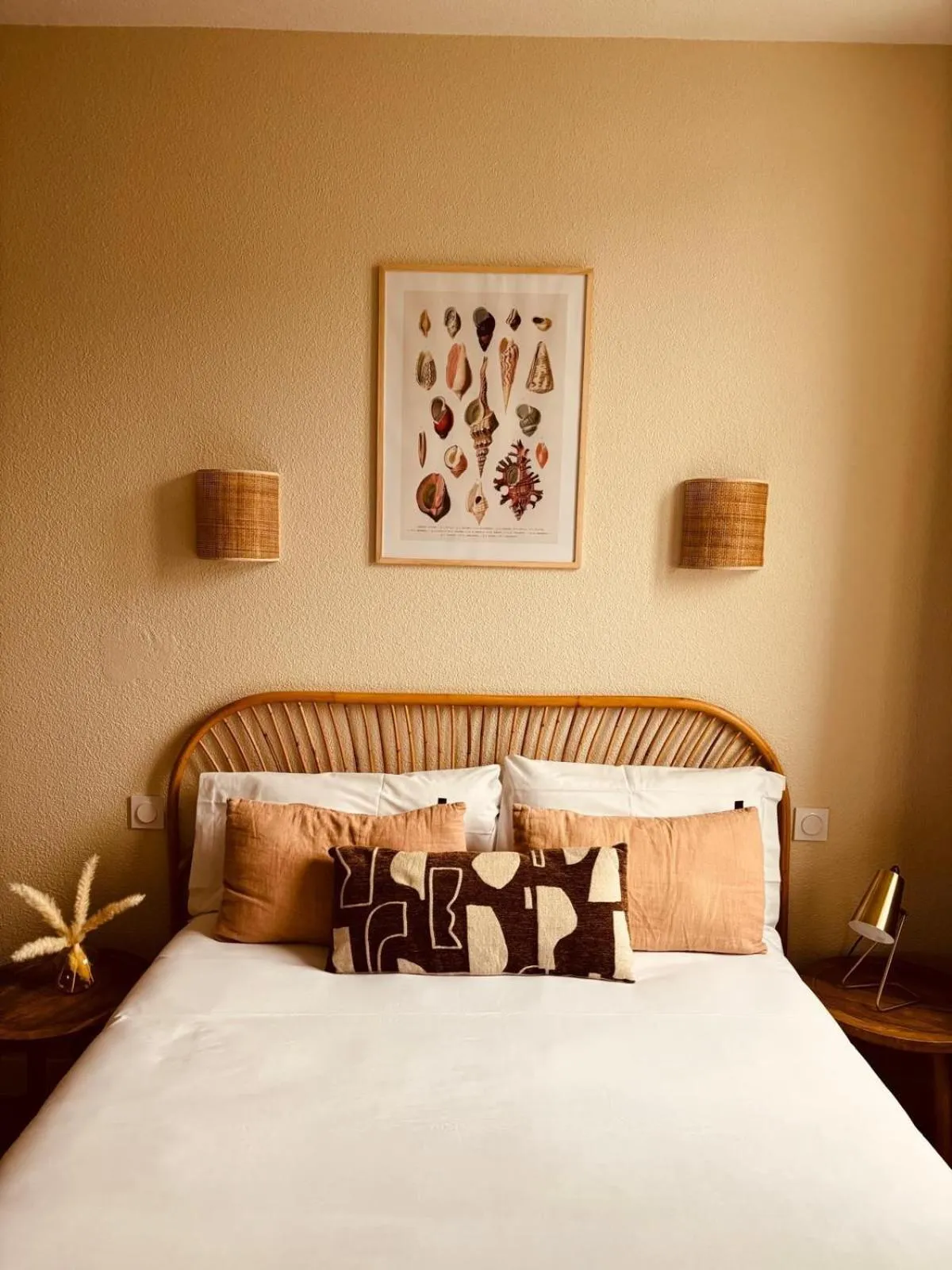 Bedroom, Bed in Hôtel Le Britannic - centre gare-