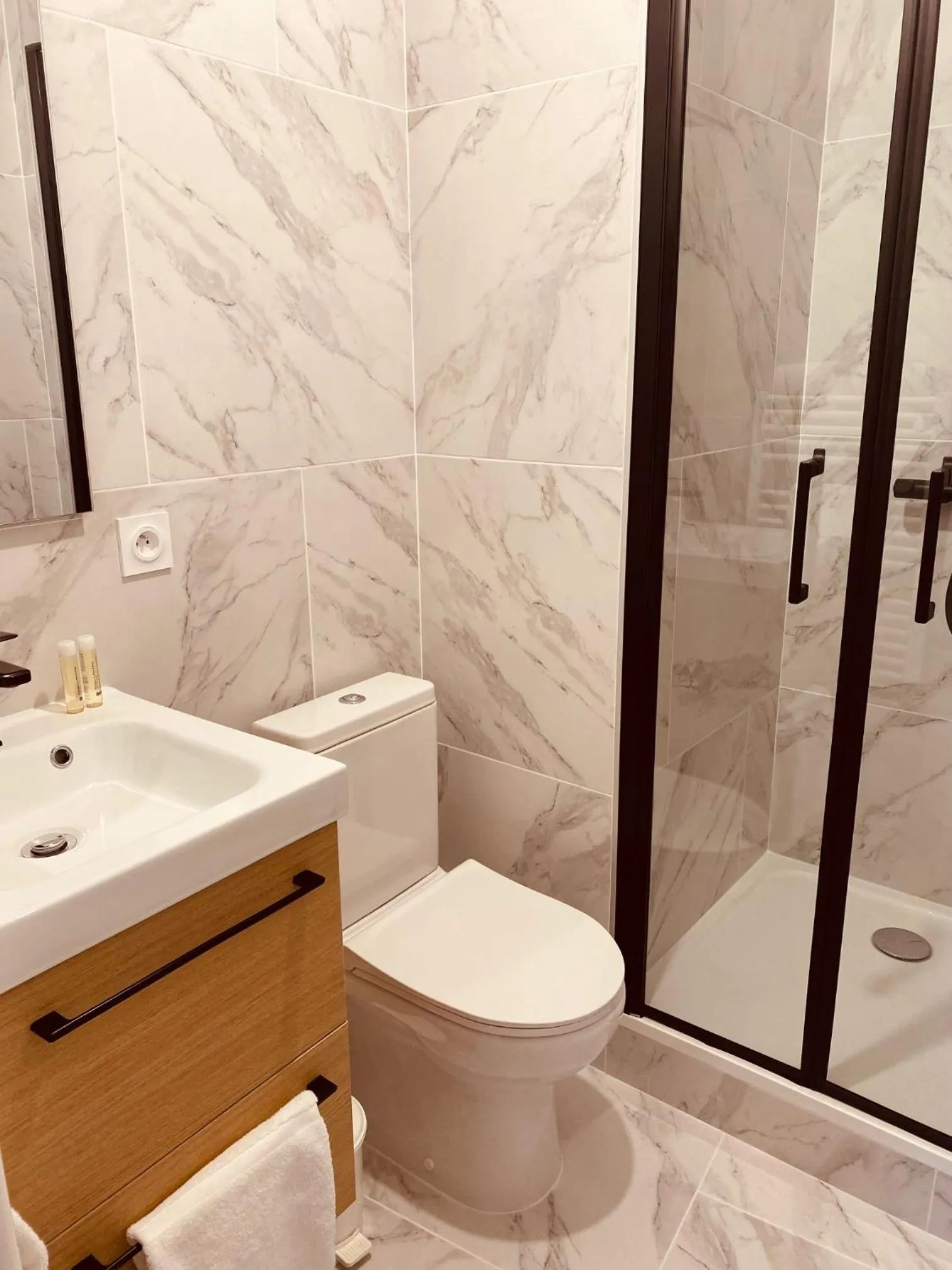 Bathroom in Hôtel Le Britannic - centre gare-