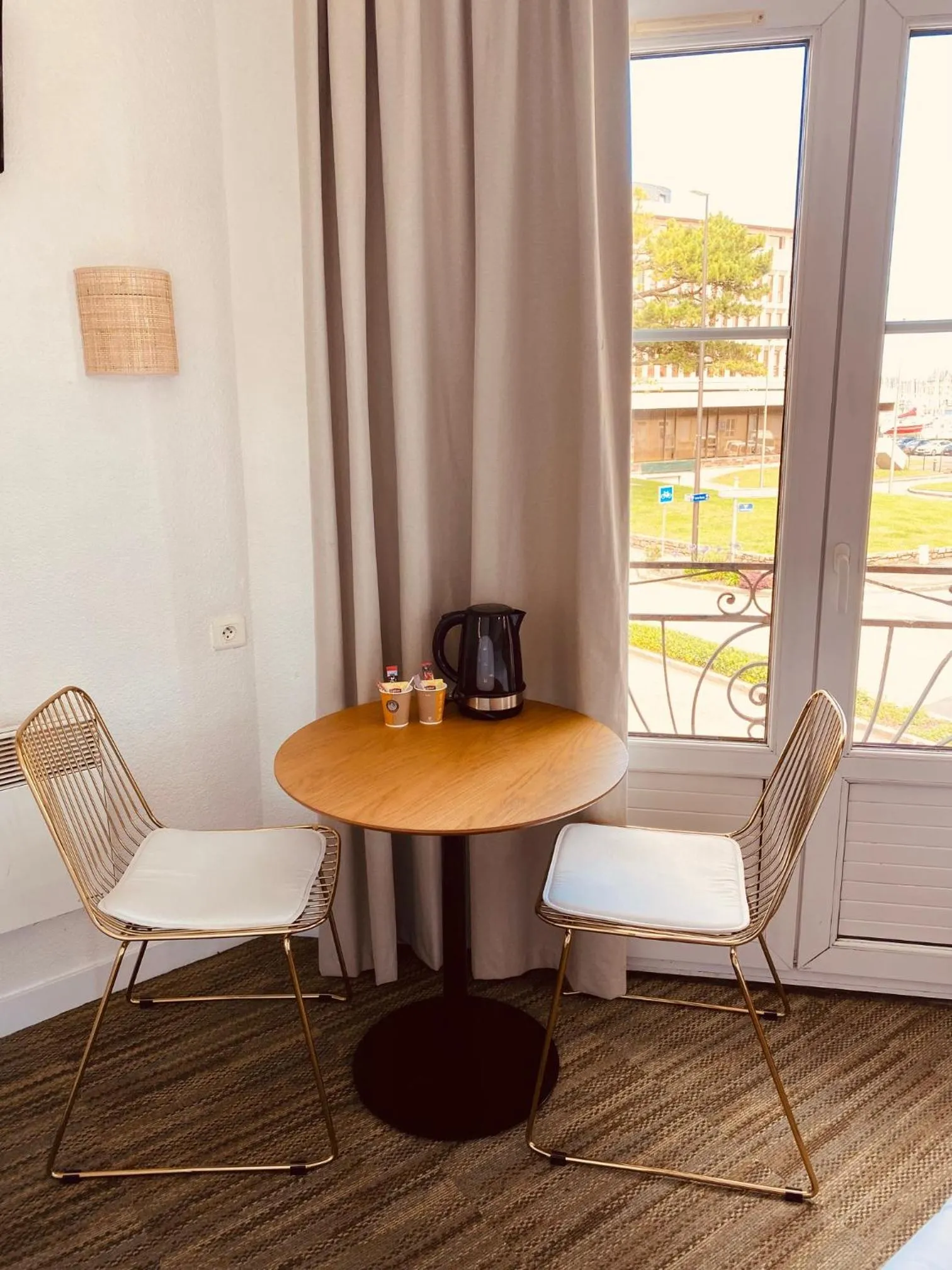 Bedroom in Hôtel Le Britannic - centre gare-