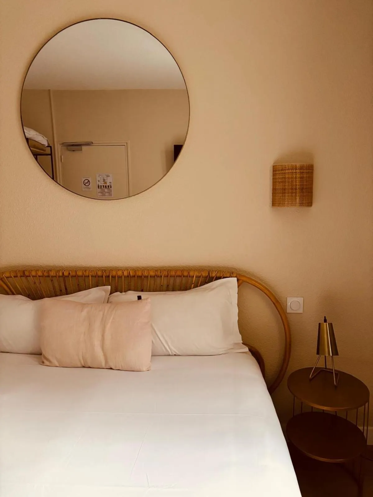 Bedroom, Bed in Hôtel Le Britannic - centre gare-