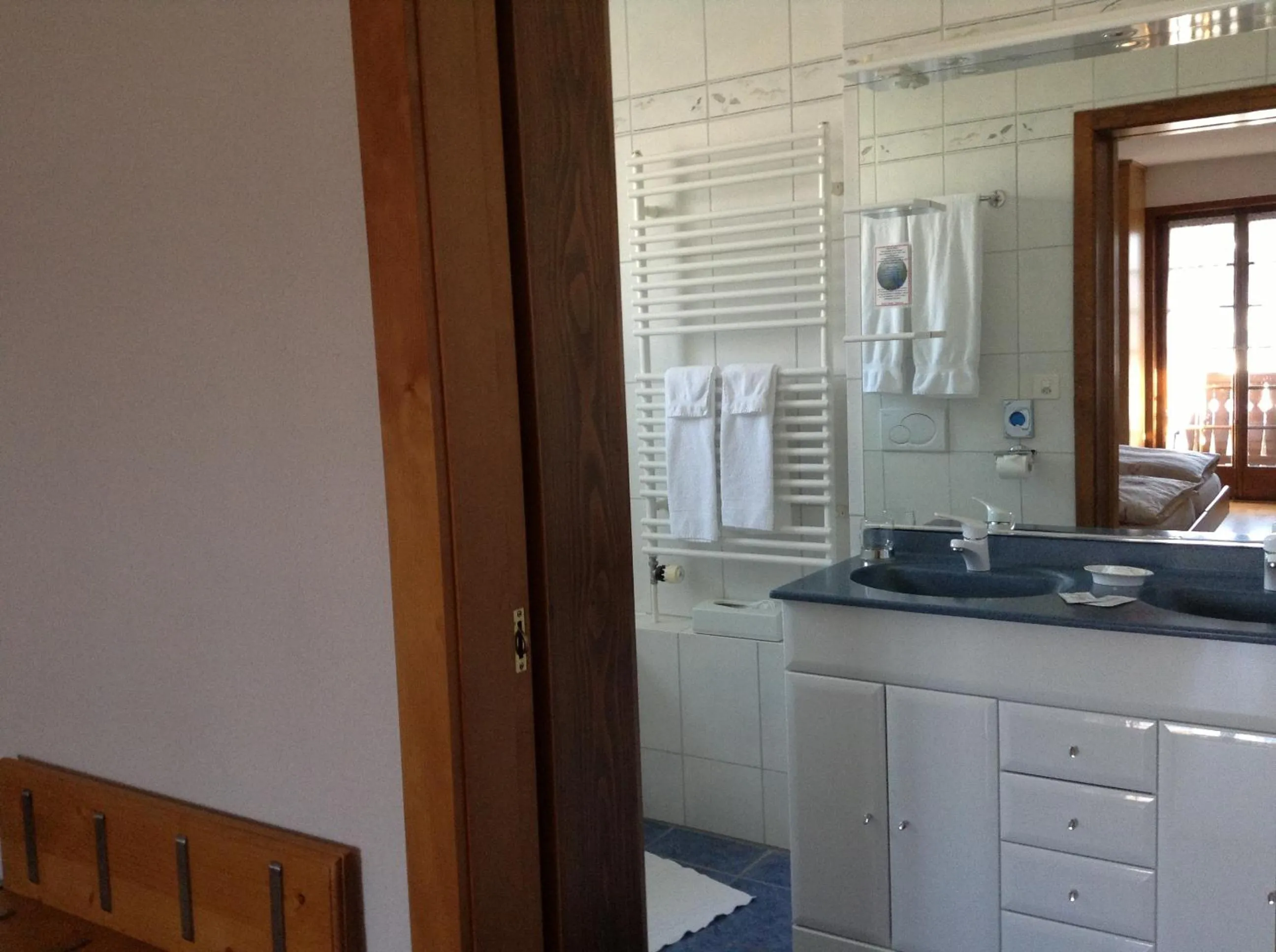 Bathroom in Hôtel Restaurant le Gruyérien