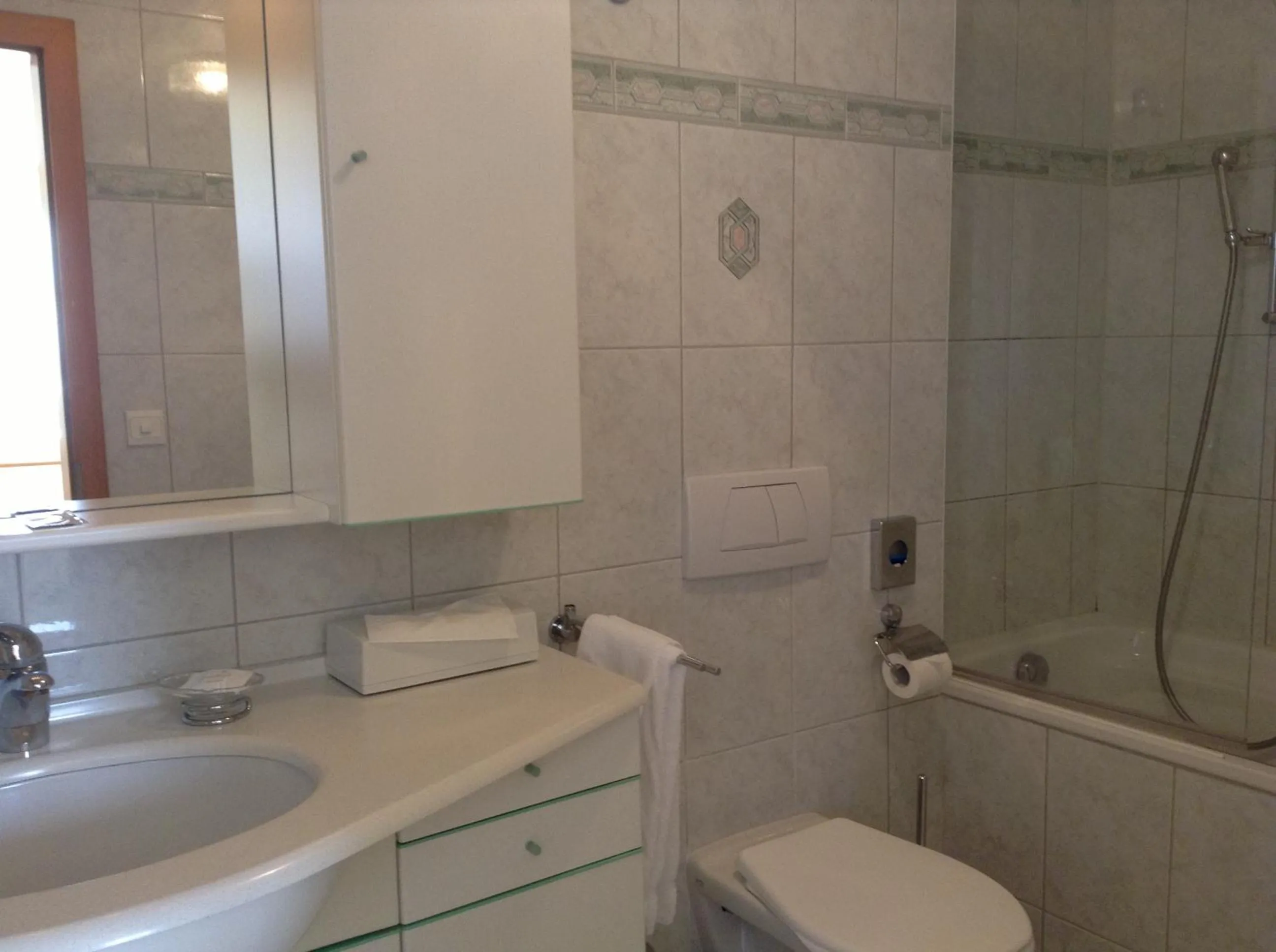 Bathroom in Hôtel Restaurant le Gruyérien