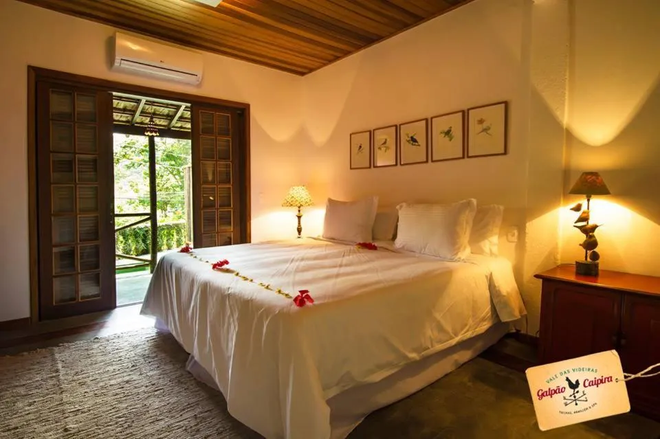 Triple Room with Balcony in Suites Caipira Vale das Videiras