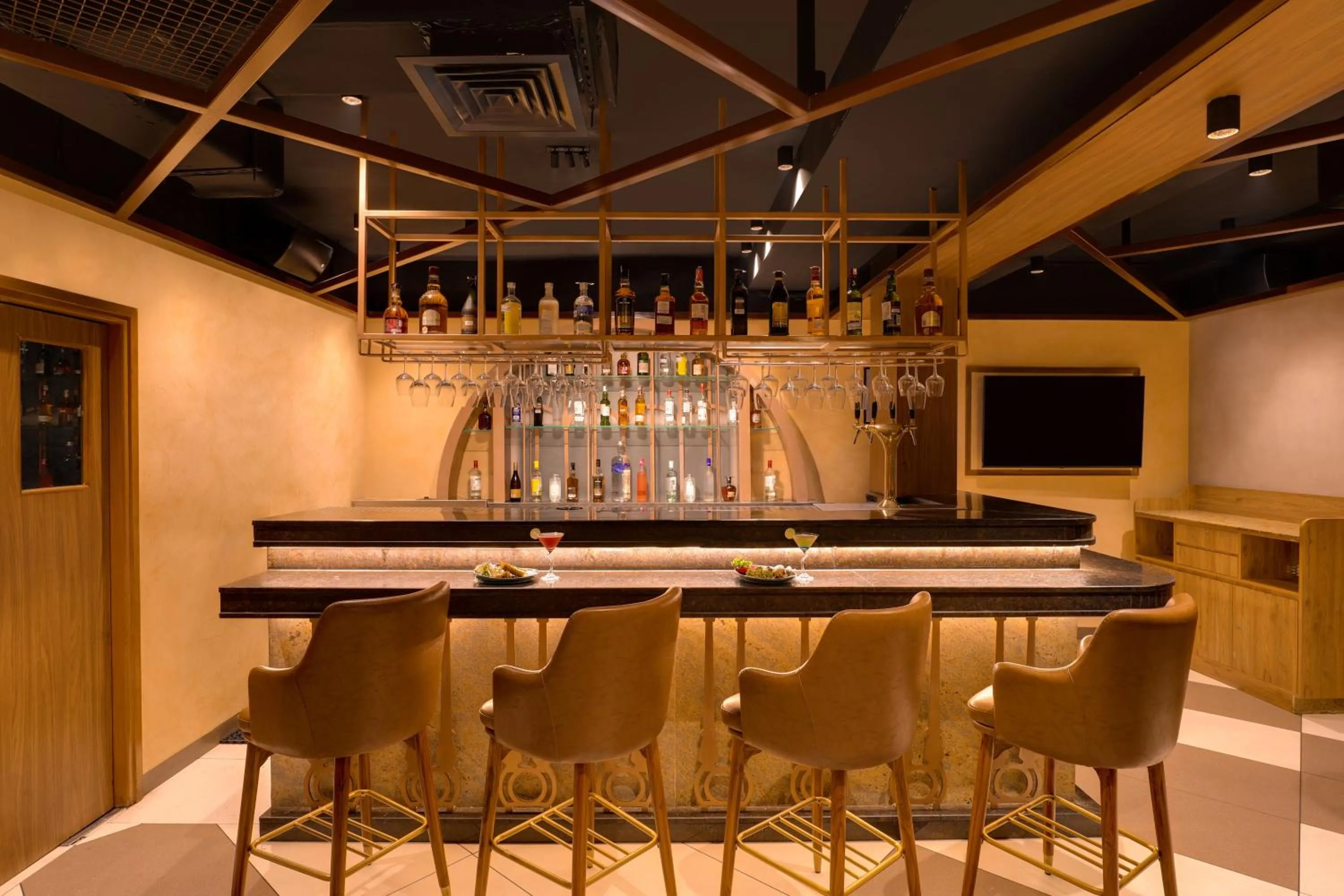 Lounge or bar in Keys Prima by Lemon Tree Hotels, Katti-Ma, Chennai