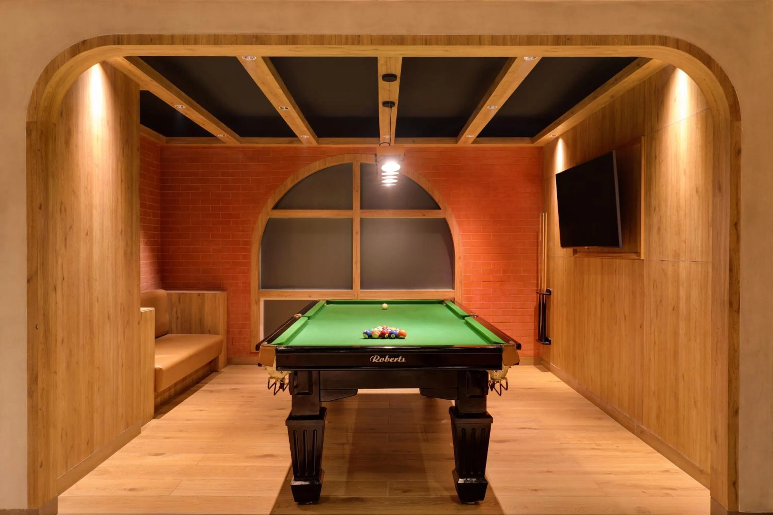 Lounge or bar in Keys Prima by Lemon Tree Hotels, Katti-Ma, Chennai