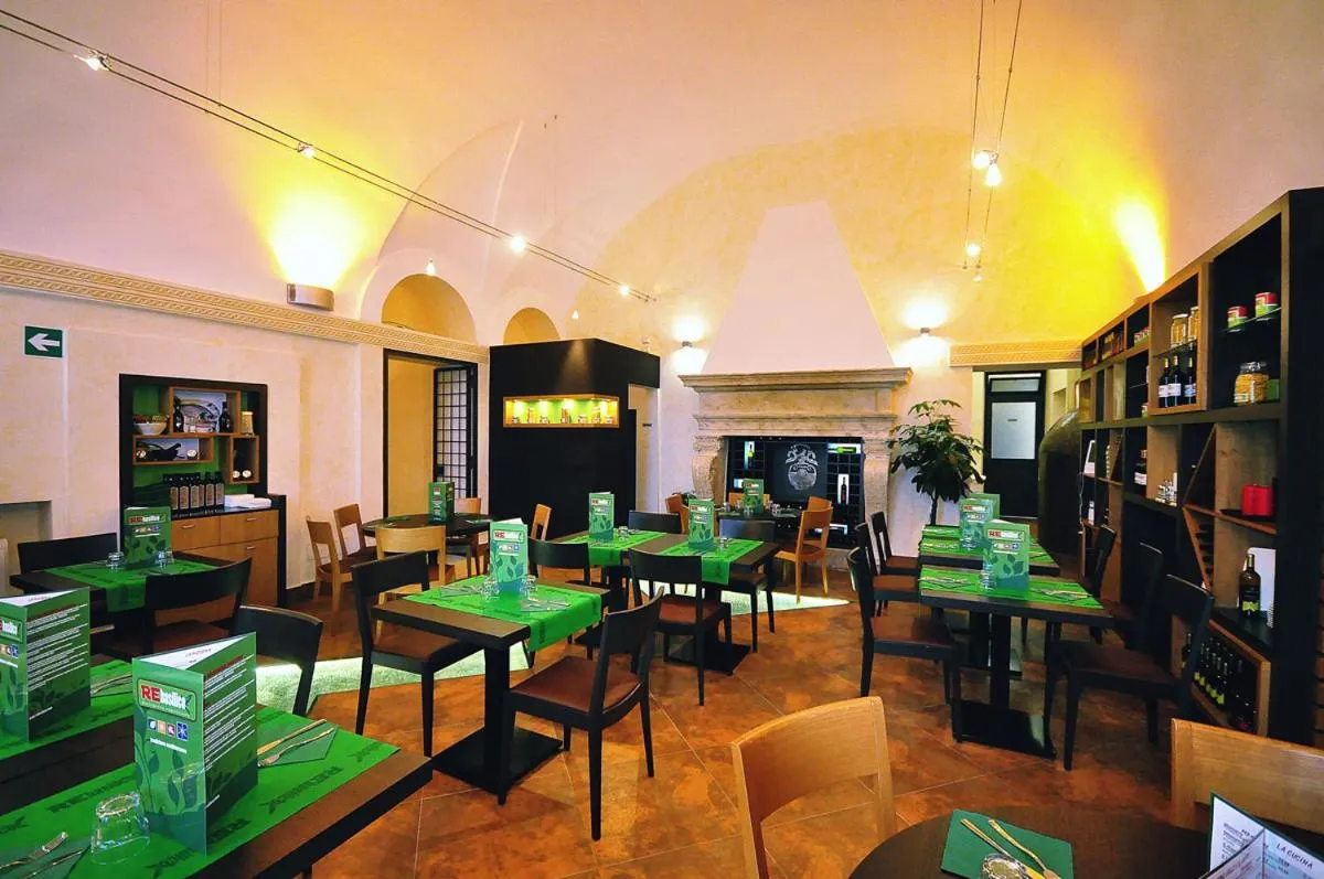 Restaurant/places to eat in OC Hotel