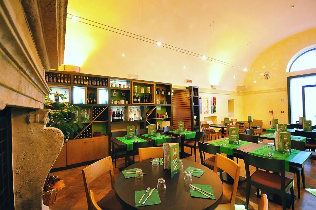 Restaurant/places to eat in OC Hotel