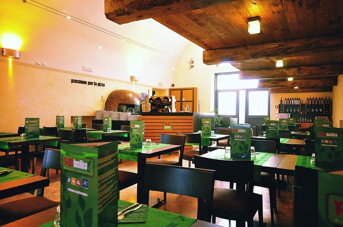 Restaurant/places to eat in OC Hotel