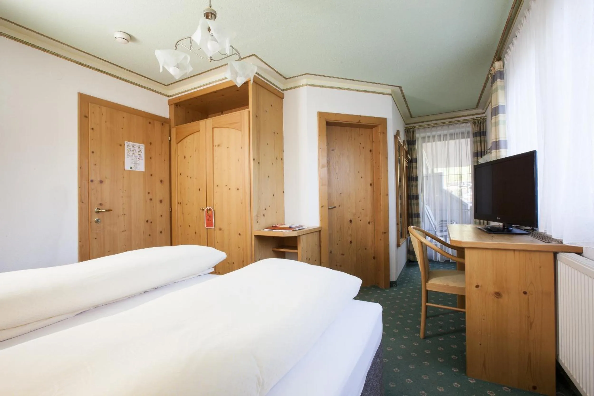 Bedroom, Bed in Hotel & Appartements Alpenresidenz Viktoria