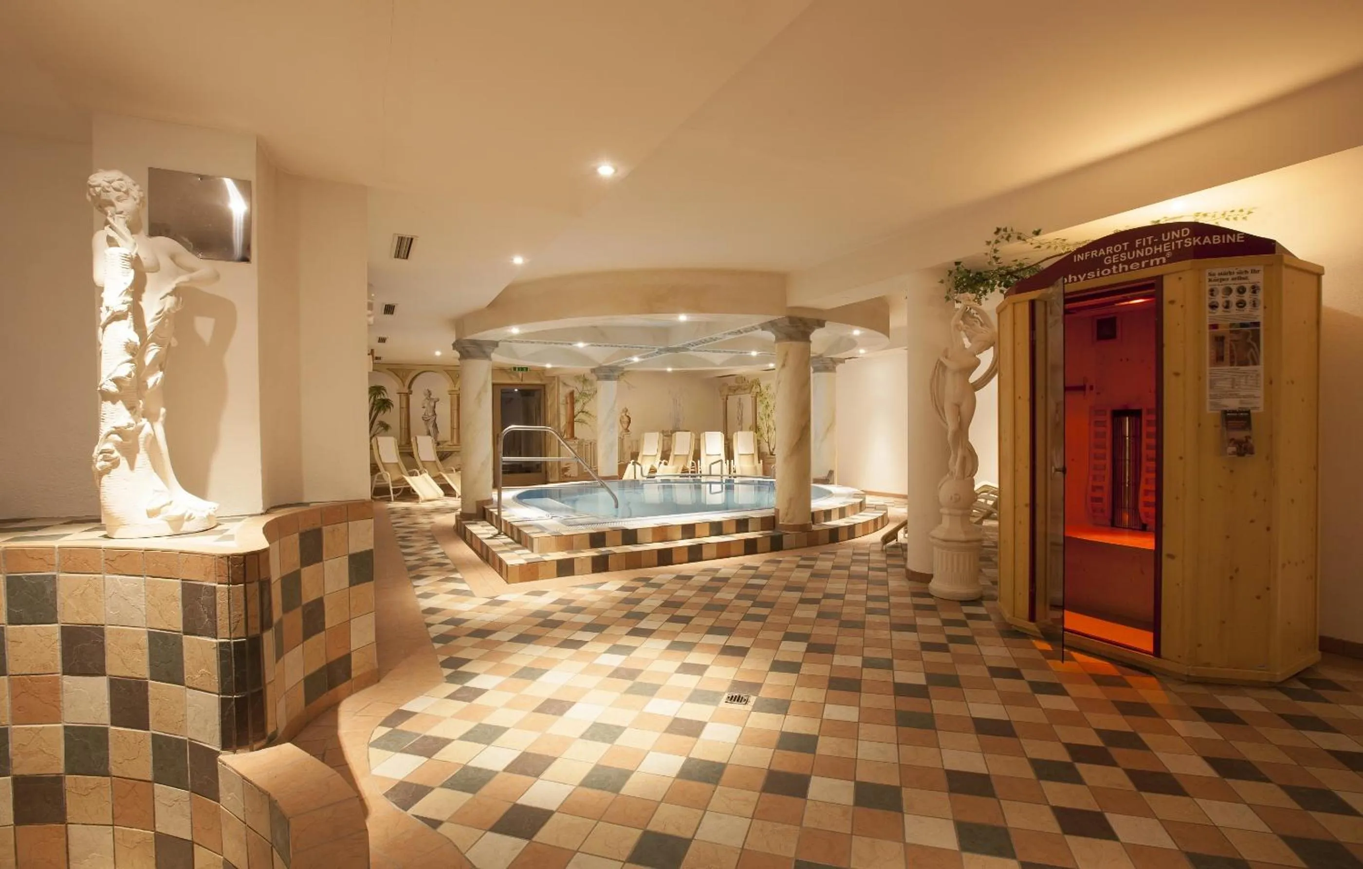 Swimming pool in Hotel & Appartements Alpenresidenz Viktoria