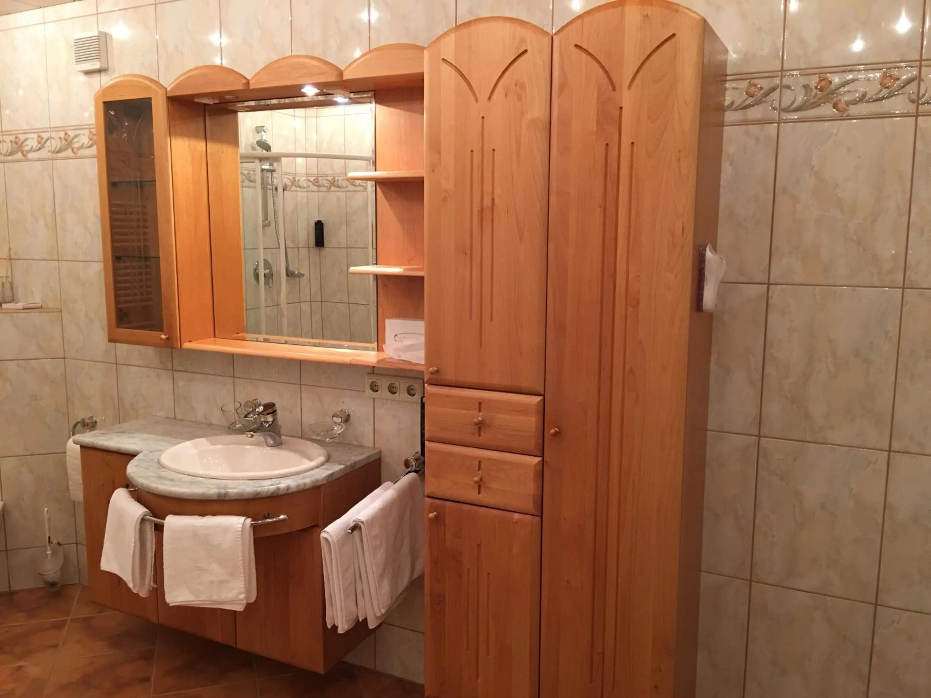 Bathroom in Hotel & Appartements Alpenresidenz Viktoria