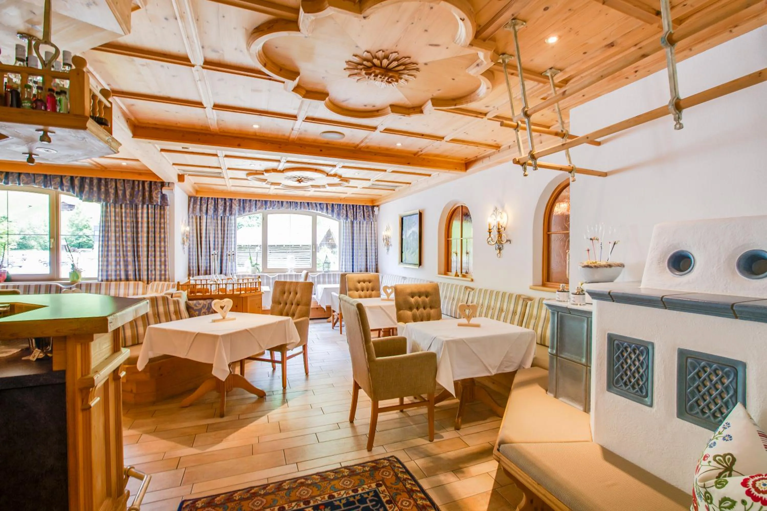 Lounge or bar in Hotel & Appartements Alpenresidenz Viktoria