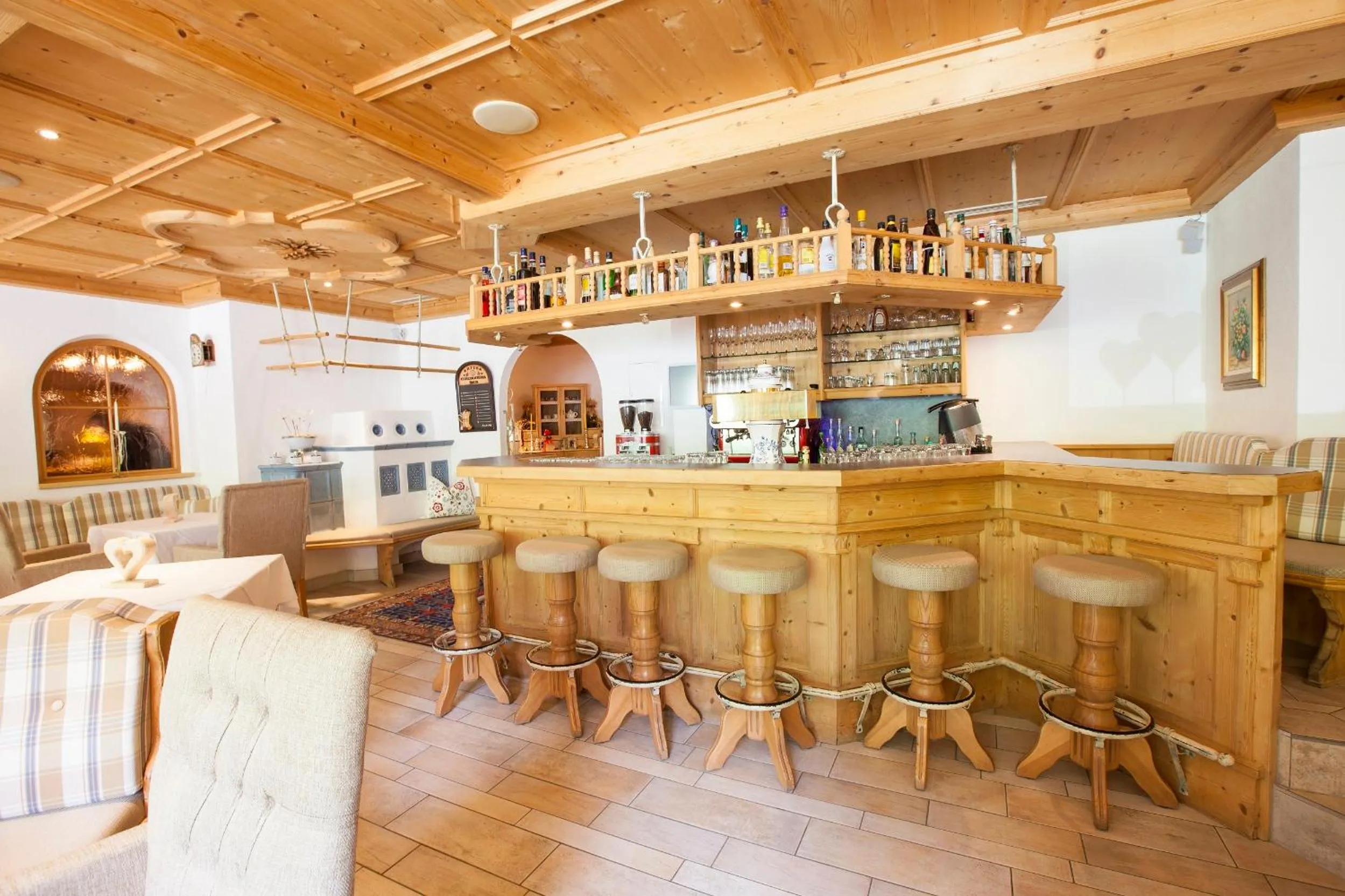 Lounge or bar in Hotel & Appartements Alpenresidenz Viktoria