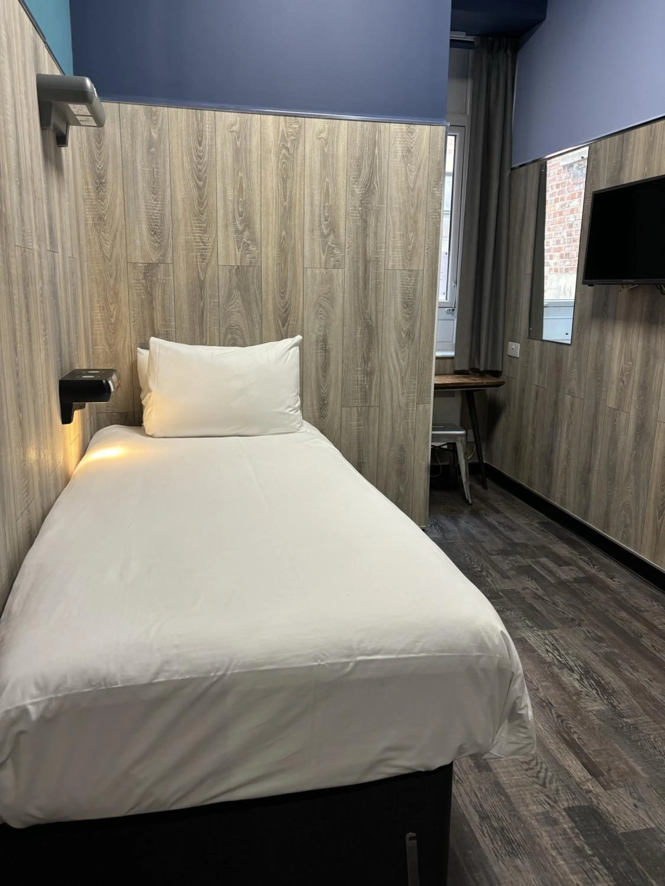 Photo of the whole room, Bed in Kabannas Newcastle