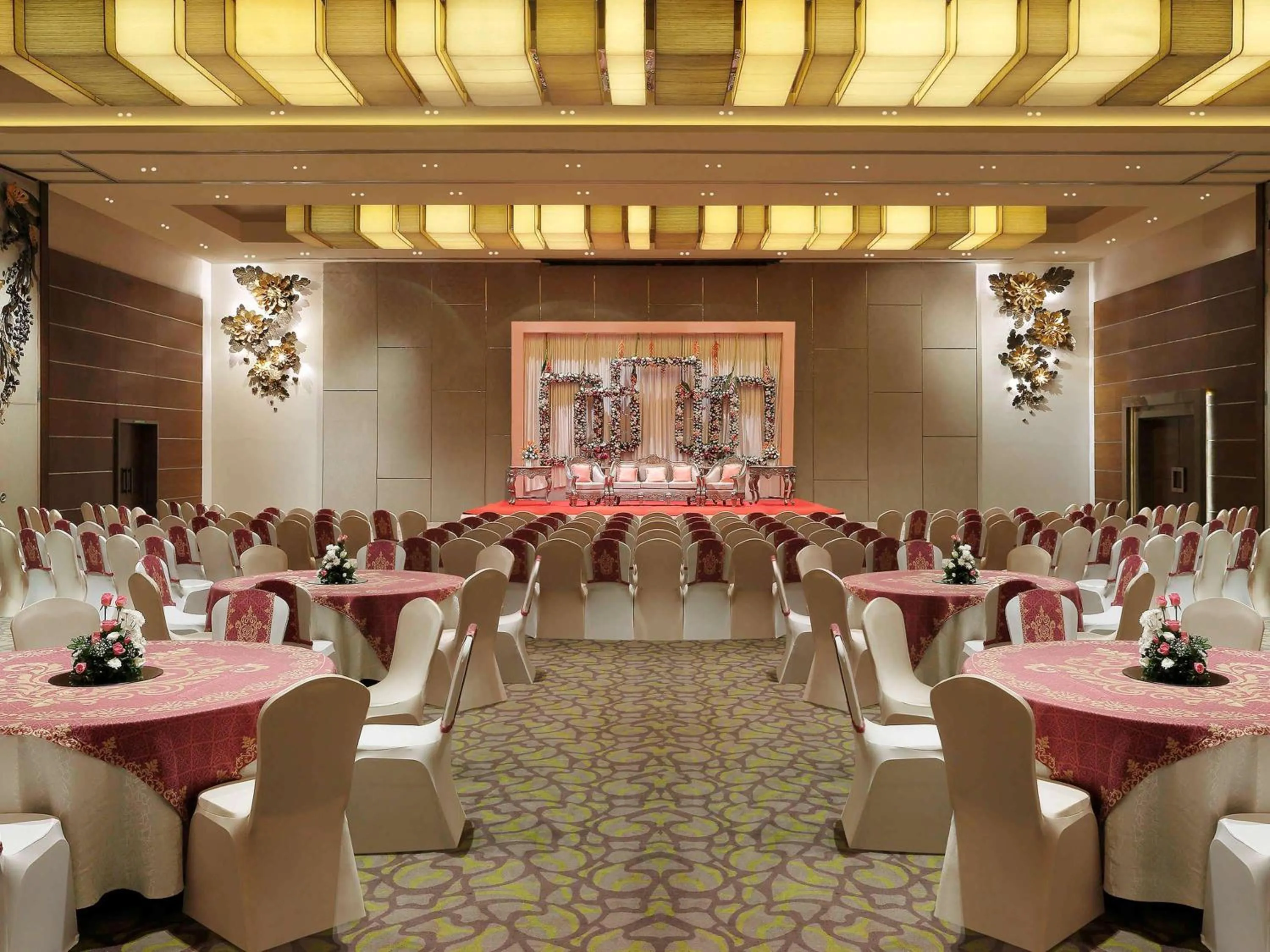 Restaurant/places to eat in Grand Mercure Vadodara Surya Palace