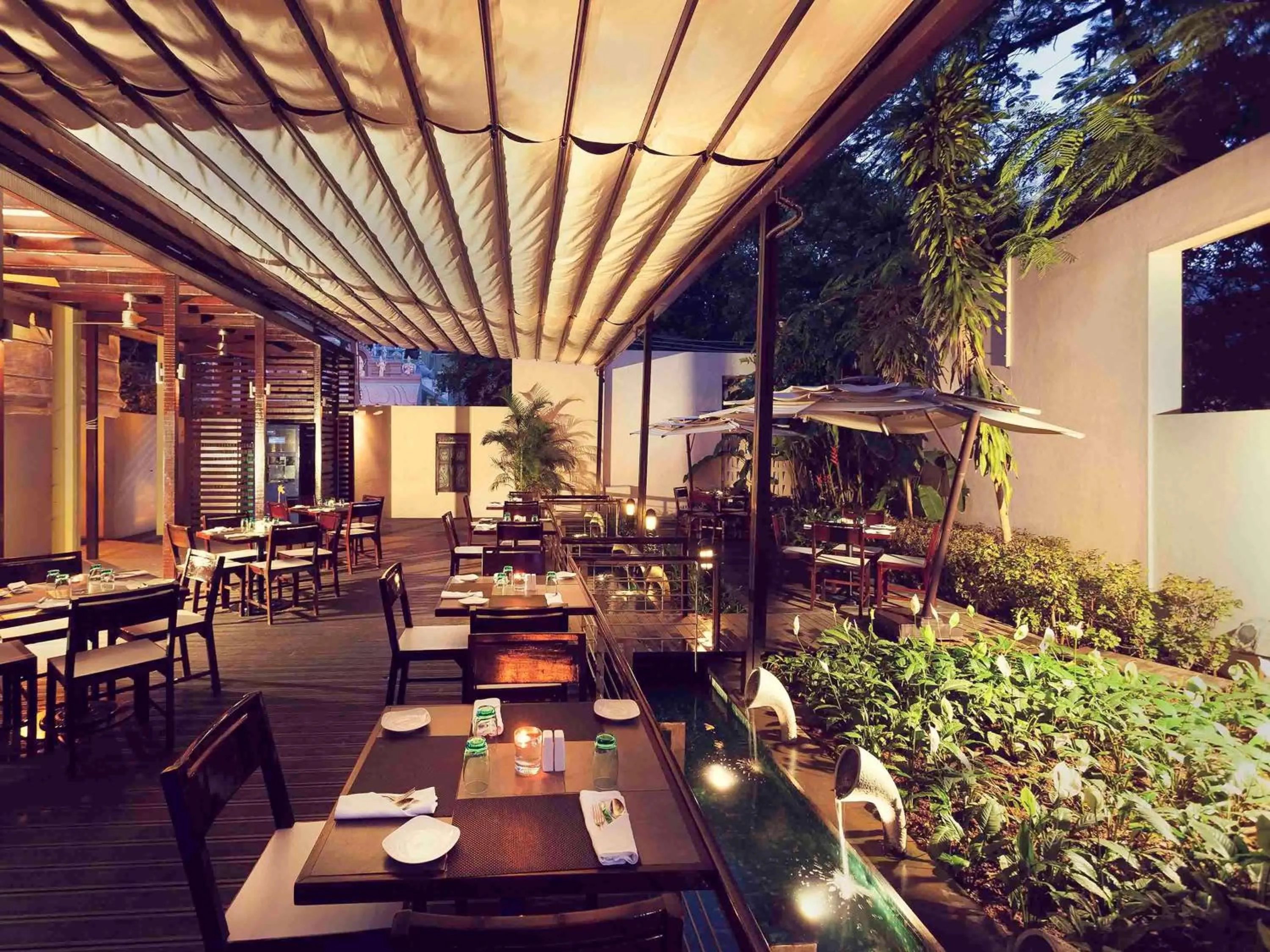 Restaurant/places to eat in Grand Mercure Vadodara Surya Palace